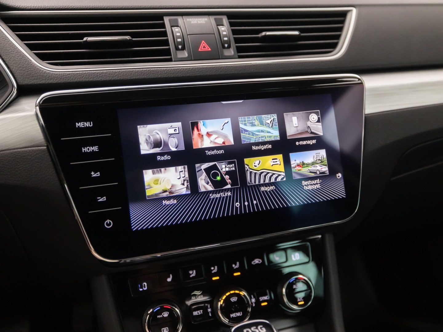 Škoda Superb Combi 1.4 TSI iV Sport 218Pk Automaat (VIRTUAL COCKPIT, APPLE CARPLAY, GROOT NAVI, MEMORY SEAT, LEDER/ALCANTARA, CAMERA, STOELVERWARMING, ADAPTIVE CRUISE, ELEK ACHTERKLEP, NIEUWSTAAT)