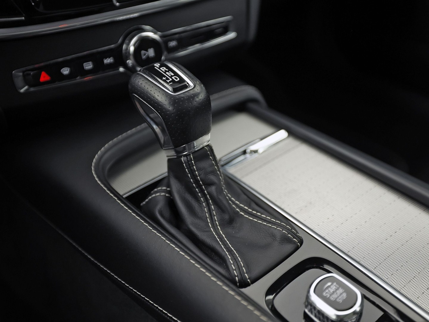 Volvo V90 2.0 T4 R-Design Automaat 190Pk (PANORAMADAK, HARMAN/KARDON, MEMORY SEATS, APPLE CARPLAY, GETINT GLAS, CAMERA, STOELVERWARMING, LEDER, NIEUWE APK, NIEUWSTAAT)