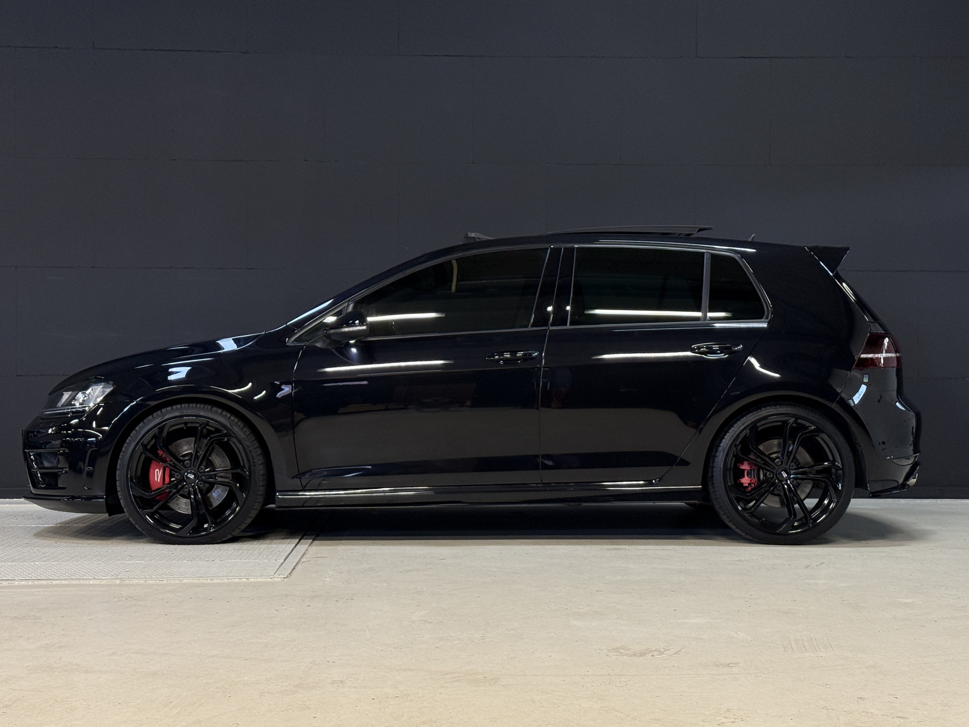 Volkswagen Golf 2.0 TSI R 4Motion | Camera | Panoramadak | 300PK | Stoelverwarming | Leder