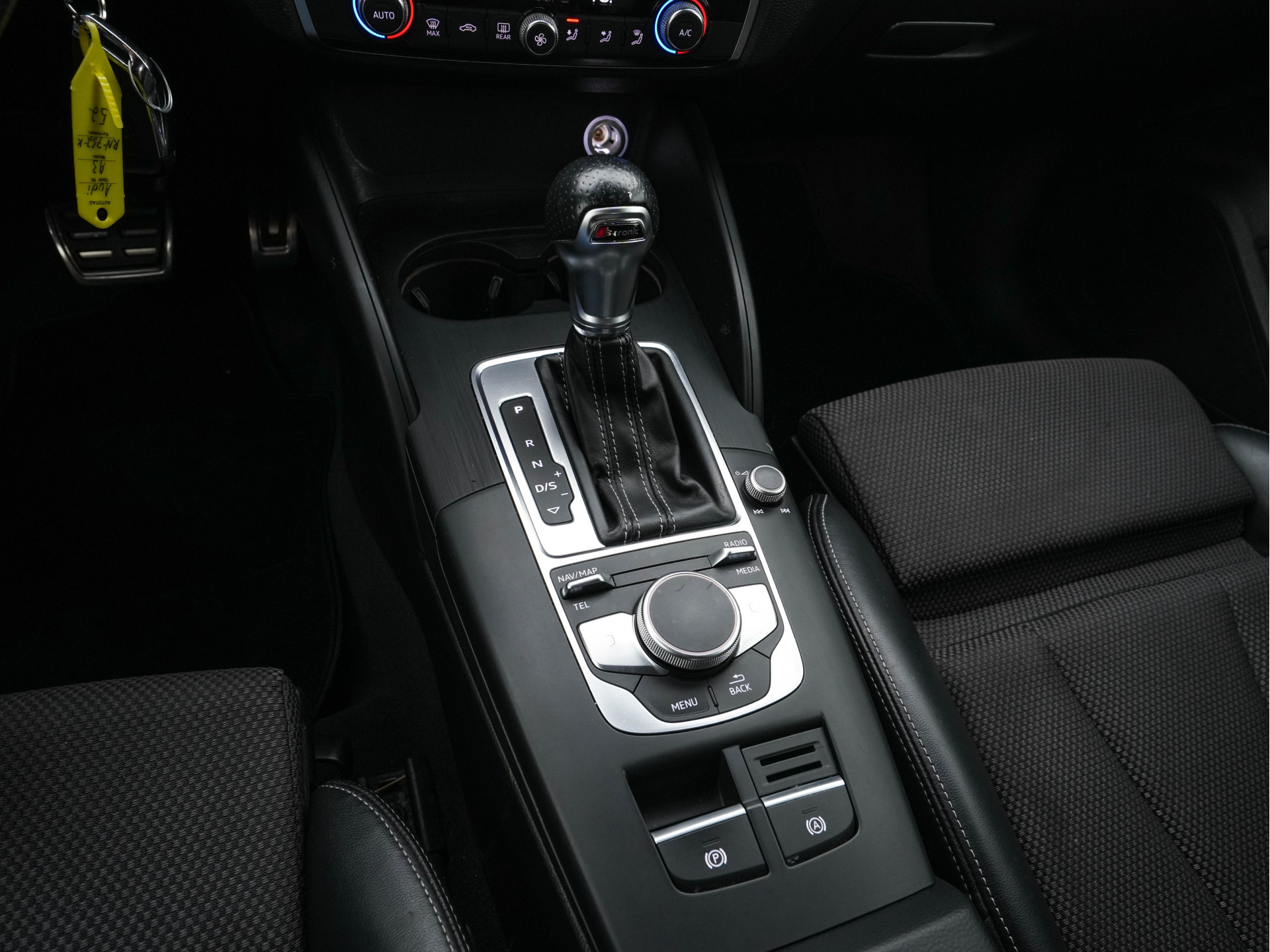 Audi A3 Sportback 1.5 TFSI CoD S-Line-Sportpack Edition Aut. *FULL-LED | LEATHER-FABRIC | NAVI-FULLMAP | SPORT-SEATS | AUDI-SOUND | ECC | PDC | PRIVACY-GLASS | CRUISE | 18''ALU*