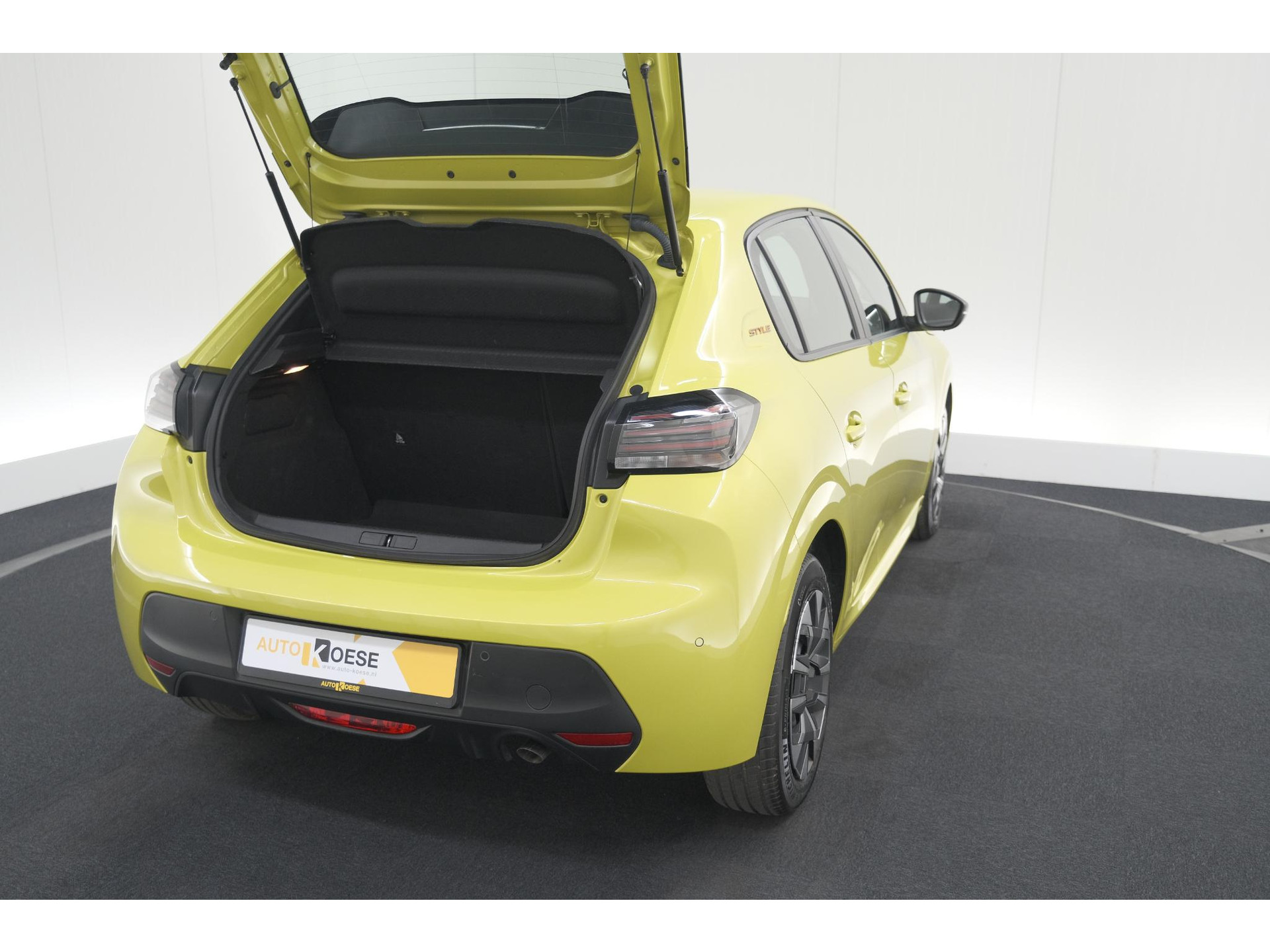 Peugeot 208 1.2 Hybrid 110 e-DCS6 Style | Parkeersensoren | Apple Carplay | Cruise Control | Airco