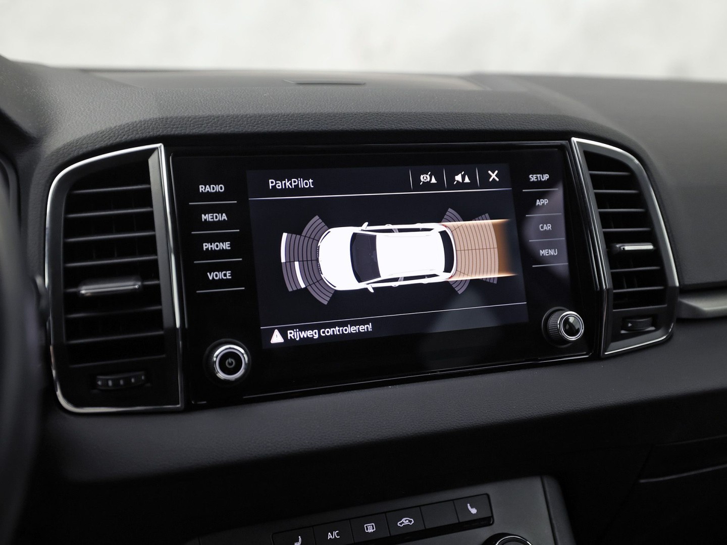 Škoda Karoq 1.5 TSI ACT Sport 150Pk (APPLE CARPLAY, CLIMATE, STOELVERWARMING, GETINT GLAS, SPORTSTOELEN, PARKEERSENSOREN, CRUISE, NIEUWSTAAT)
