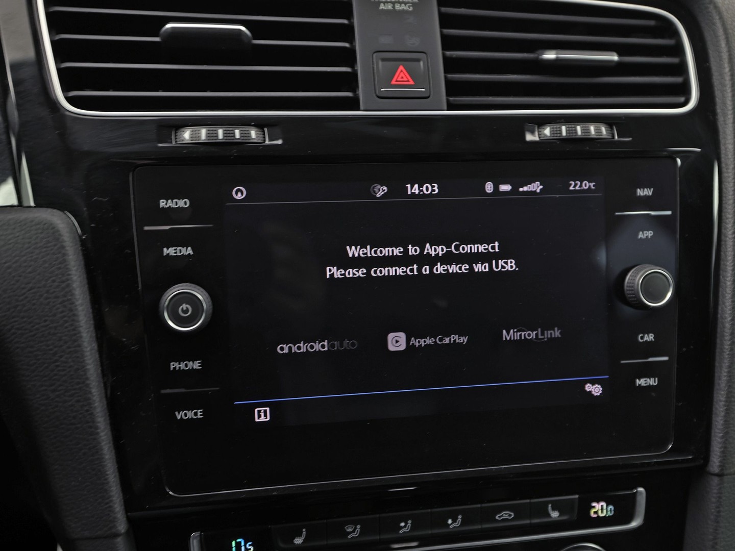 Volkswagen Golf Variant 1.5 TSI Highline 150Pk Automaat (VIRTUAL COCKPIT, APPLE CARPLAY, ALCANTARA, CAMERA, TREKHAAK, SPORTSTOELEN, GETINT GLAS, ADAPTIVE CRUISE, TREKHAAK, NIEUWSTAAT)