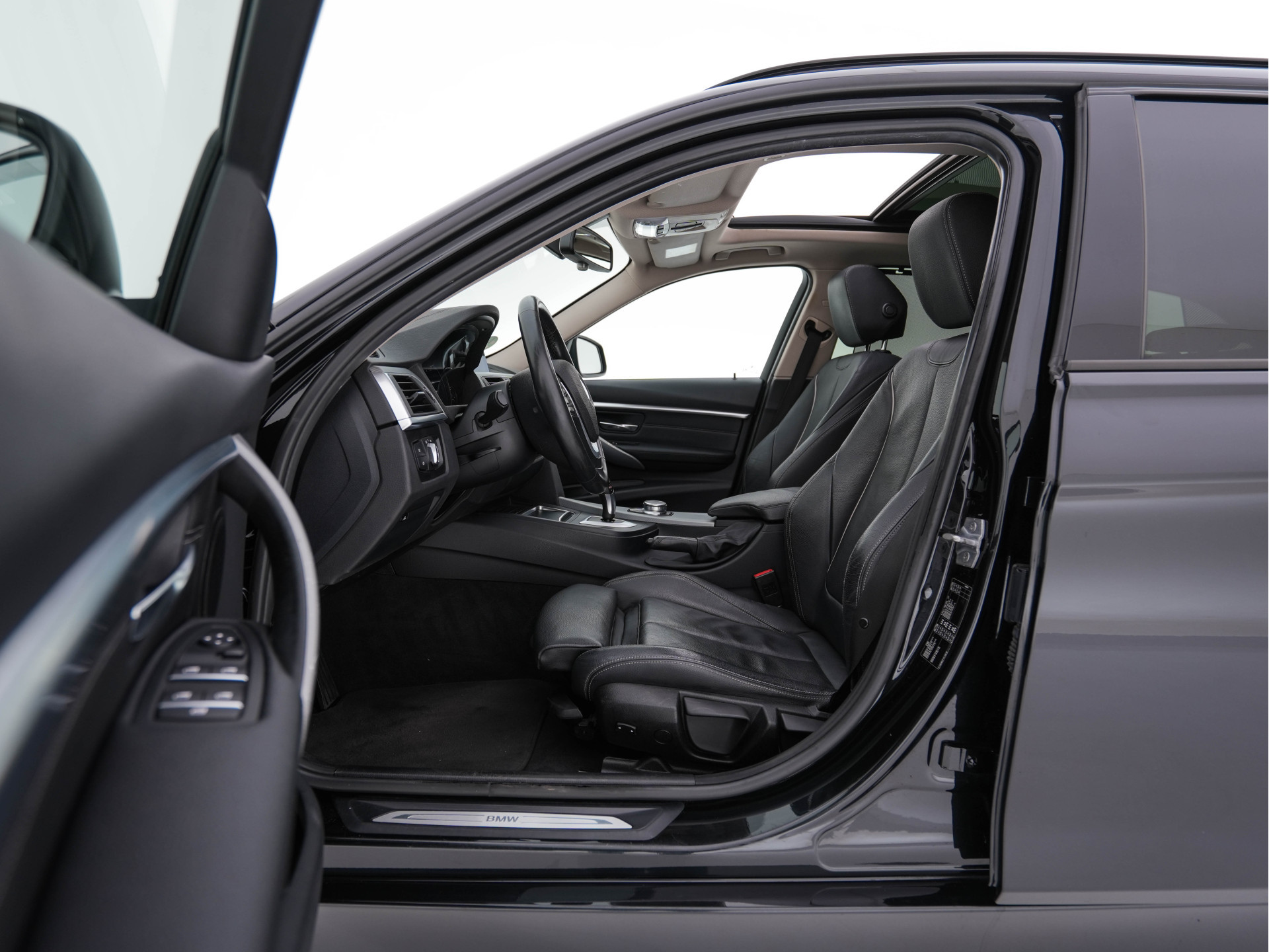 BMW 3-serie Touring 320d EDE Executive Aut. *PANO | LEATHER | FULL-LED | DIGI-COCKPIT | HEATED-SPORTSEATS | NAVI-FULLMAP | PRIVACY-GLASS | ECC | KEYLESS | LANE-ASSIST | PDC | CRUISE | TOWBAR | 18''ALU*