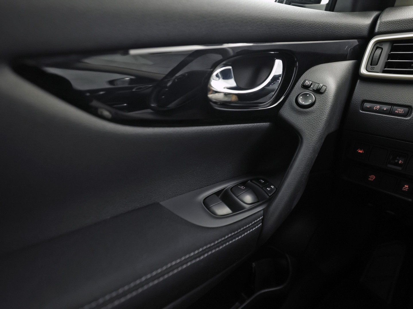 Nissan Qashqai 1.2 N-Connecta Sport (PANORAMADAK, NAVIGATIE, 360 CAMERA, SPORTSTOELEN, GETINT GLAS, TREKHAAK, CRUISE, NIEUWSTAAT)