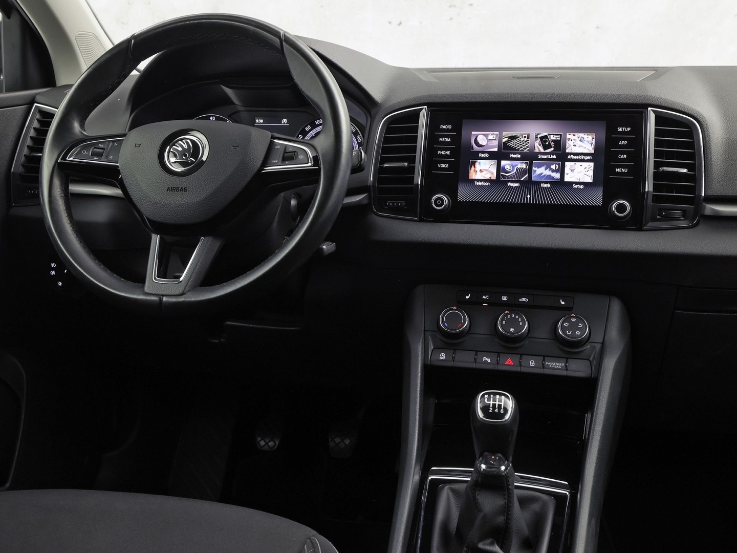 Škoda Karoq 1.5 TSI ACT Sport 150Pk (APPLE CARPLAY, CLIMATE, STOELVERWARMING, GETINT GLAS, SPORTSTOELEN, PARKEERSENSOREN, CRUISE, NIEUWSTAAT)