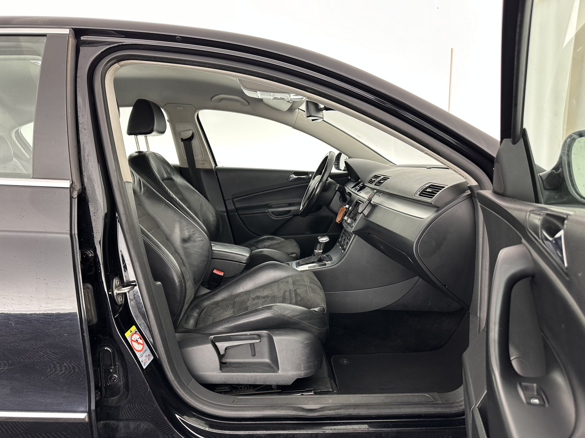 Volkswagen Passat 2.0 FSI Highline Aut. *NAVI-FULLMAP | LEATHER-ALCANTARA | SPORT-SEATS | ECC | HEATED-SEATS | PDC | CRUISE*