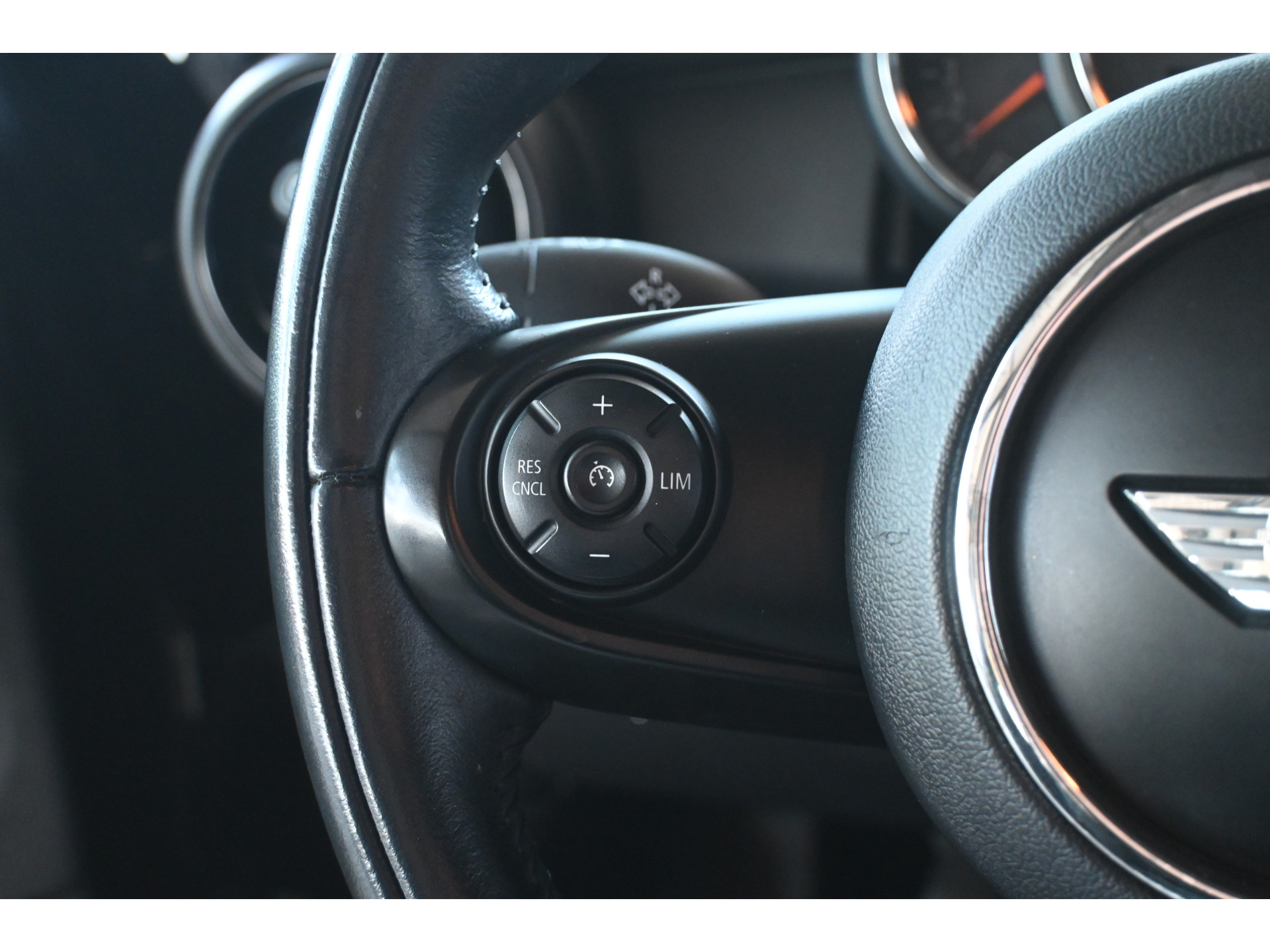 MINI Mini 1.5 Business Nap Airco Cruise control Navigatie Lichtmetaal Inruil mogelijk