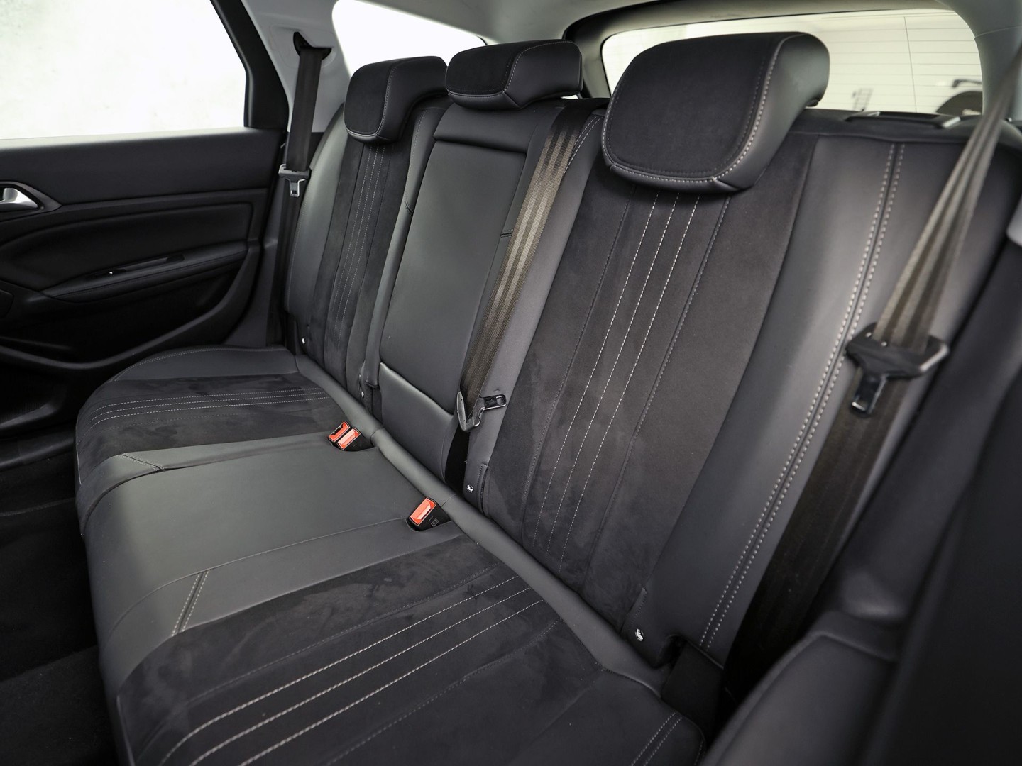Peugeot 308 SW 1.2 PureTech Allure Sport (VIRTUAL COCKPIT, APPLE CARPLAY, GROOT NAVI, 360 CAMERA, SPORTSTOELEN, LEDER/ALCANTARA, ADAPTIVE CRUISE, NIEUWSTAAT)