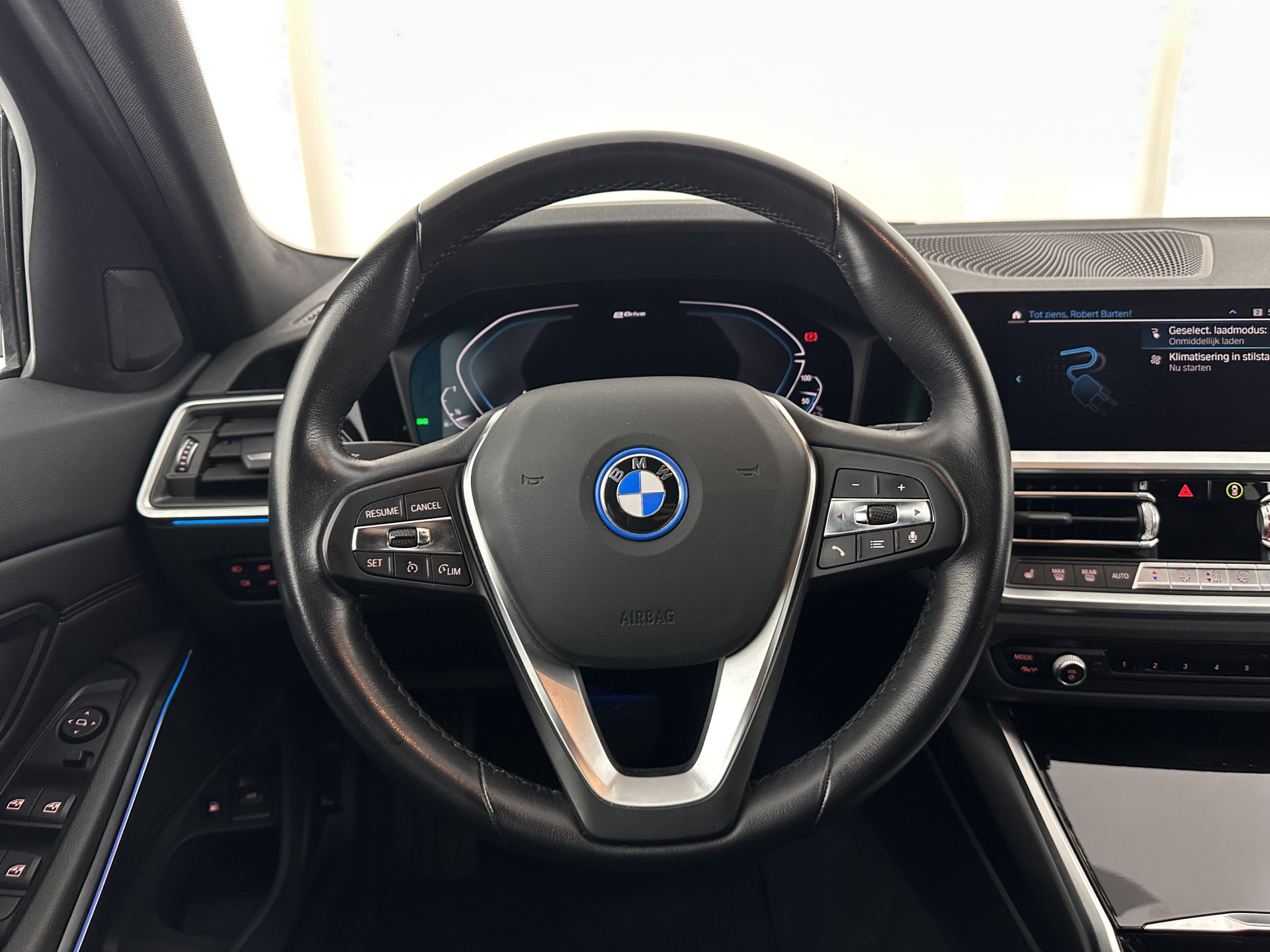 BMW 3-serie Touring 320e Business Edition Plus [Plug-In] (INCL-BTW) Aut. *LEATHER | FULL-LED | HEATED-SPORTSEATS | DIGI-COCKPIT | HIFI-SOUND | NAVI-FULLMAP | PRIVACYGLASS | PDC | AMBIENTLIGHT | DAB | KEYLESS | TOWBAR | 17"ALU* *