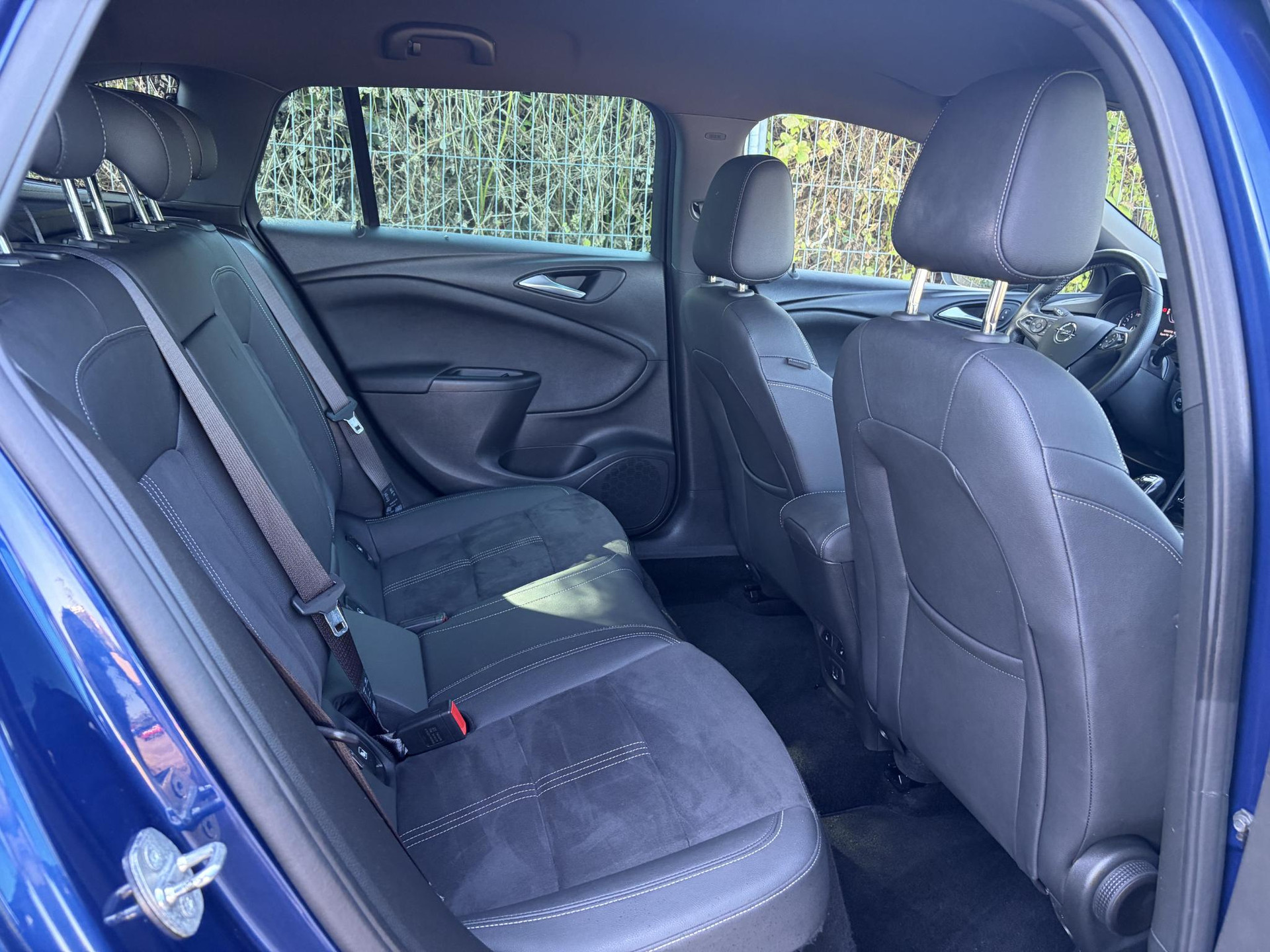 Opel Astra Sports Tourer 1.2 Ultimate ✓146pk✓2e Eigenaar✓Trekhaak✓Camera✓Carplay✓Navi✓Alcantara-Leder✓17''Lmv✓Stoelverw-Stuurverw✓Net beurt gehad✓Dodehoek✓Rijstrooksensor✓Pdc V+A✓6 Bak✓N.A.P✓Bj 11-2020✓Apk tot 08-2028