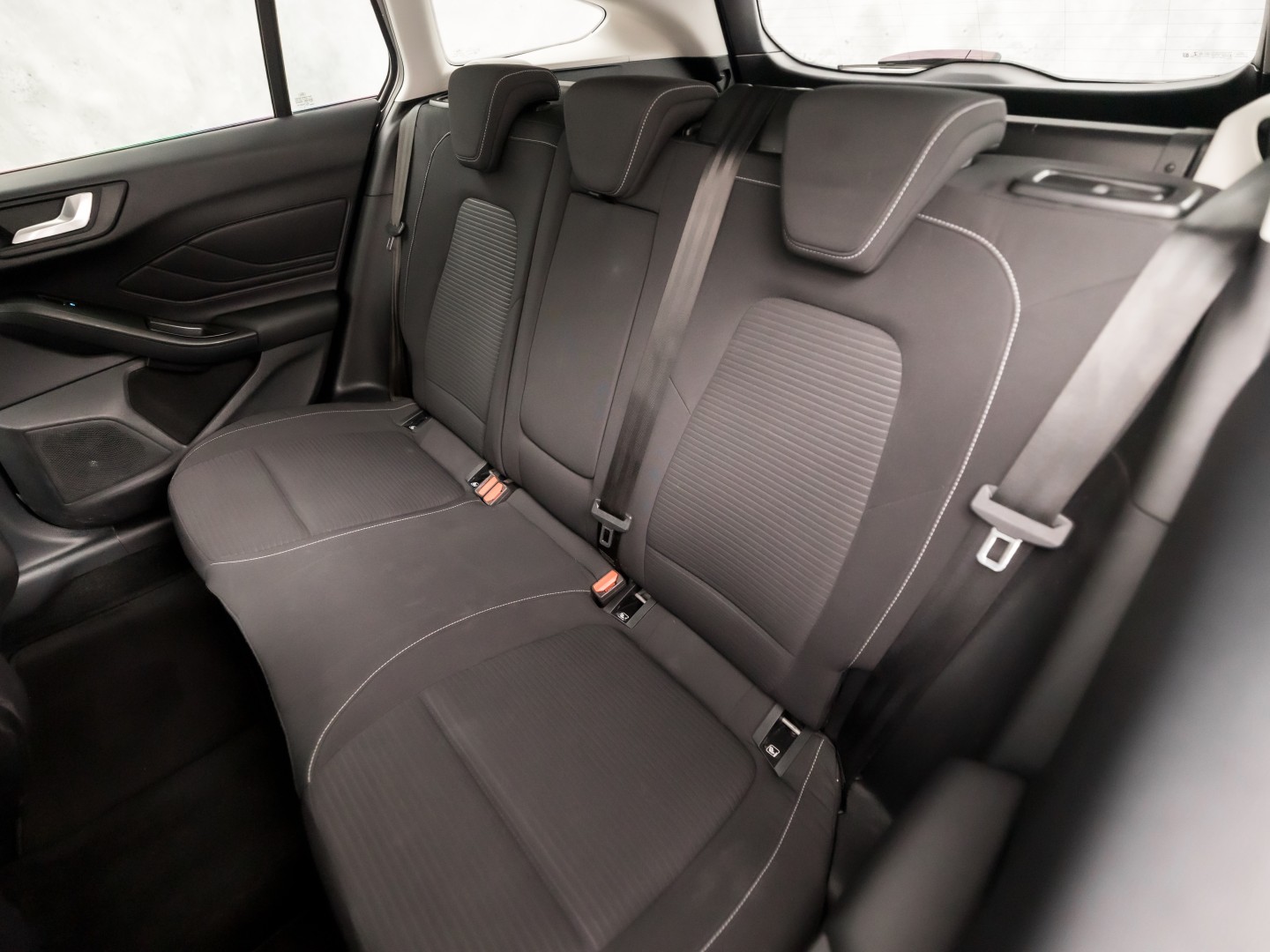 Ford Focus Wagon 1.0 EcoBoost Titanium Sport (APPLE CARPLAY, GROOT NAVI, STUUR/STOELVERWARMING, KEYLESS, SPORTSTOELEN, GETINT GLAS, LM VELGEN, CRUISE, NIEUWSTAAT)