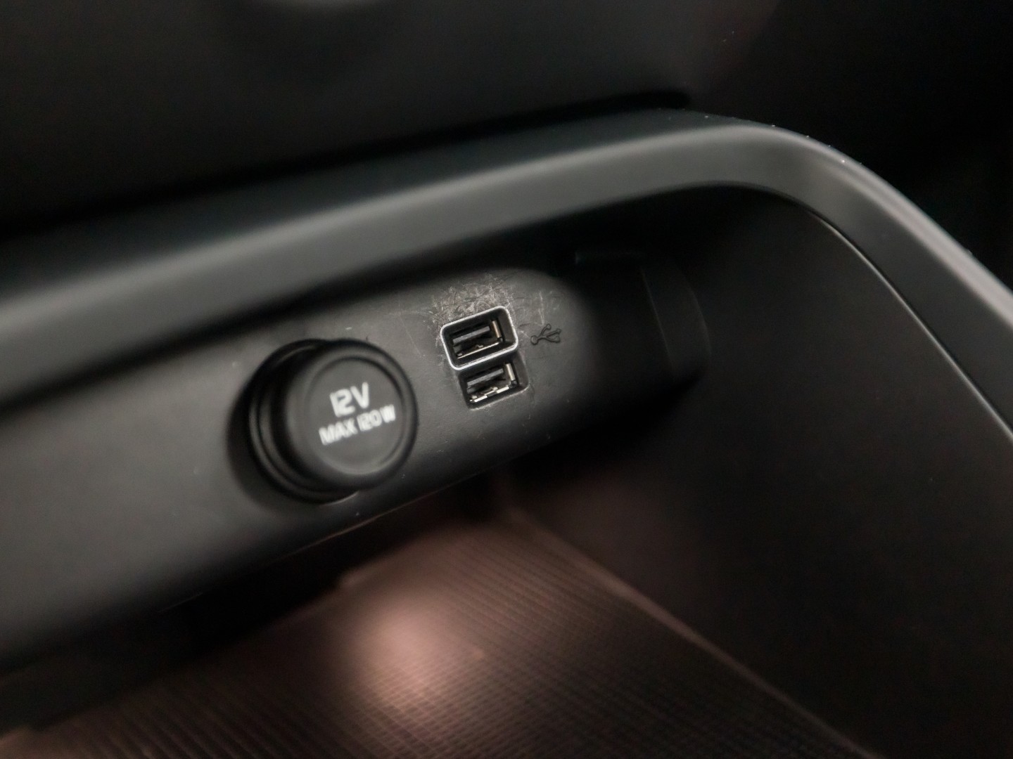 Volvo XC40 1.5 T4 Recharge Inscription 211Pk Automaat (APPLE CARPLAY, STUUR/STOELVERWARMING, MEMORY SEATS, CAMERA, STOELVERWARMING ACHTER, KEYLESS, GETINT GLAS, ELEK ACHTERKLEP, ZWART HEMEL, NIEUWSTAAT)