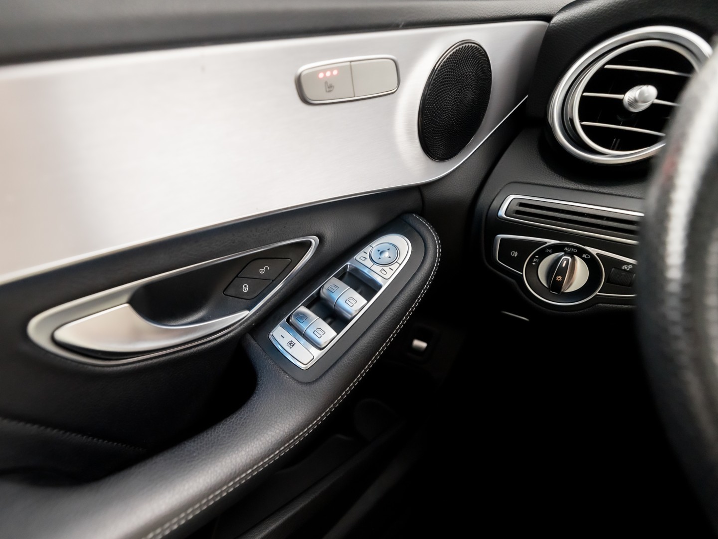 Mercedes-Benz C-Klasse 180 AMG Sport 156Pk Automaat (PANORAMADAK, NAVIGATIE, LEDER, ELEK SPORTSTOELEN, STOELVERWARMING, ELEK ACHTERKLEP, GETINT GLAS, ZWART HEMEL, NIEUWSTAAT)