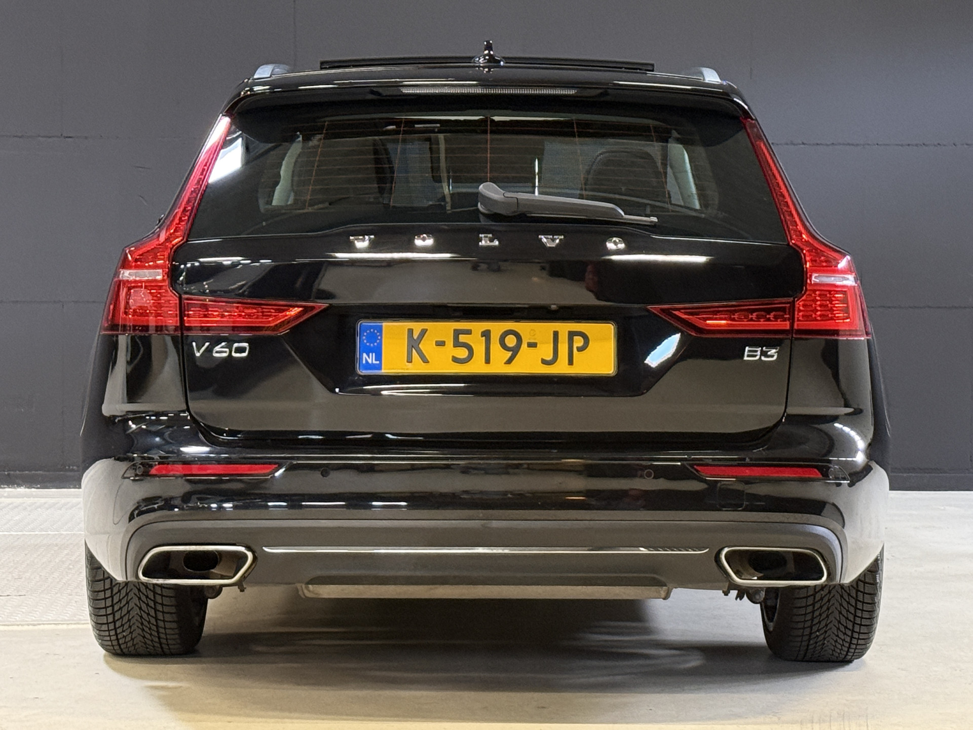 Volvo V60 2.0 B3 R-Design | Trekhaak | Panoramadak | Apple Carplay | Leder
