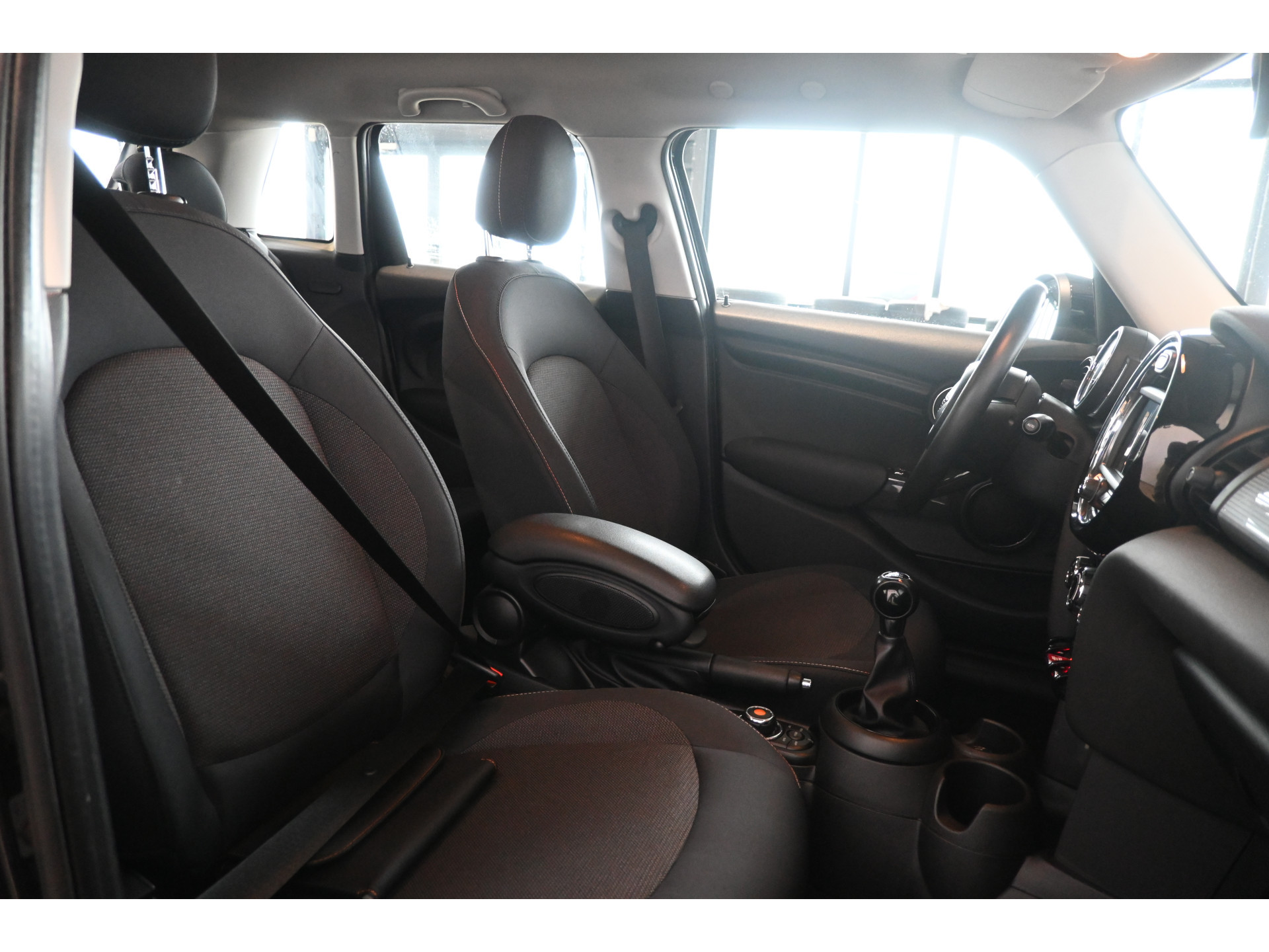 MINI Mini 1.5 Cooper Airco Navigatie LED Cruise Control Direct Leverbaar! Rijklaarprijs Inruil Mogelijk!