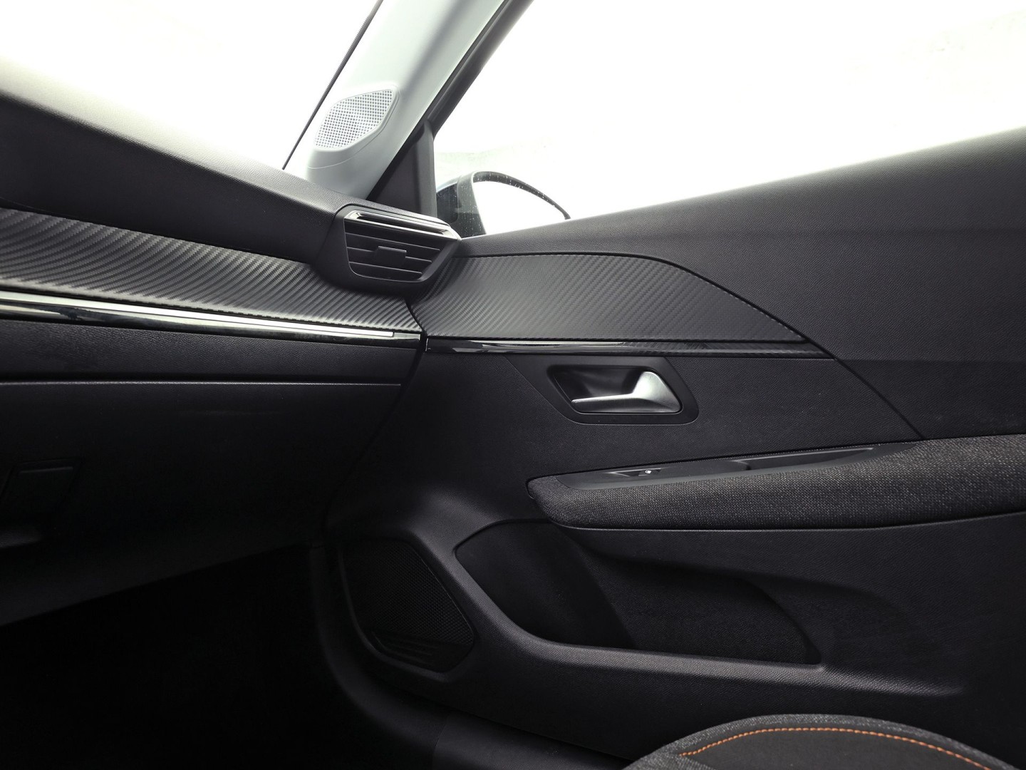 Peugeot 208 1.2 Hybrid 110 e-DCS6 Sport Style Automaat (APPLE CARPLAY, NAVIGATIE, PARKEERSENSOREN, SPORTSTOELEN, LANE ASSIST, CRUISE, NIEUWSTAAT)