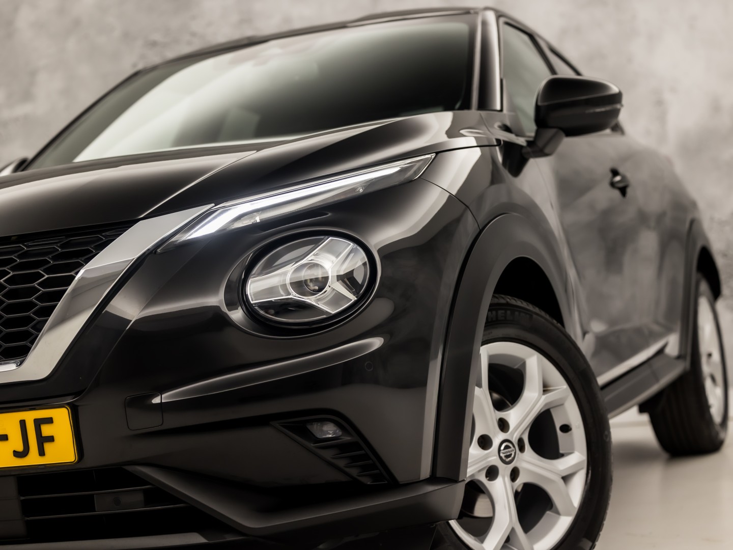 Nissan Juke 1.0 DIG-T N-Connecta Black Sport (APPLE CARPLAY, NAVIGATIE, CLIMATE, CAMERA, SPORTSTOELEN, GETINT GLAS, CRUISE, NIEUWSTAAT)