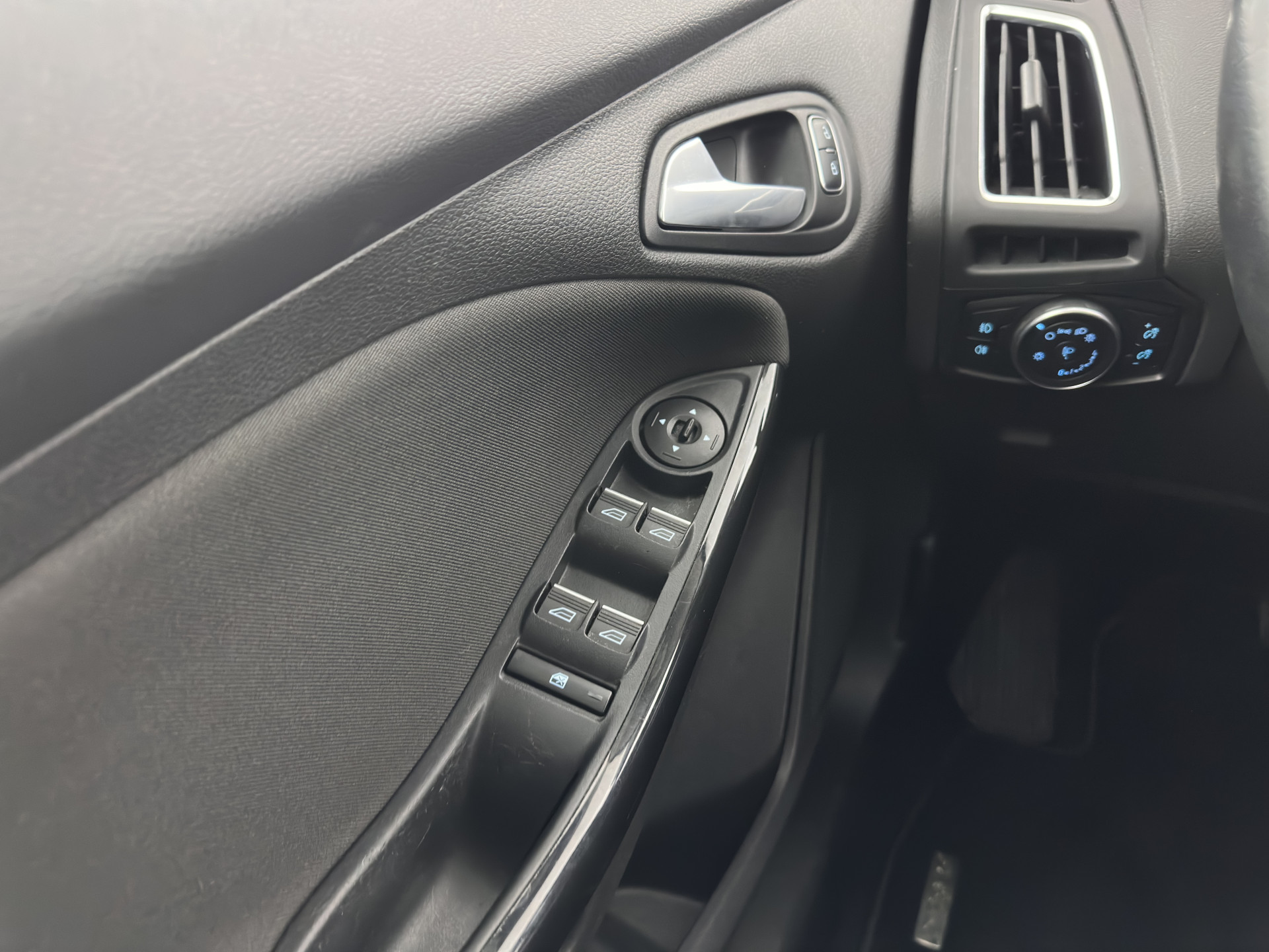 Ford Focus Wagon 1.5 TDCI Titanium Lease Edition (INCL-BTW) Aut. *NAVI-FULLMAP | HEATED-COMFORTSEATS | KEYLESS | PRIVACY-GLASS | ECC | SYNC-AUDIO | PDC | CRUISE | 16''ALU*