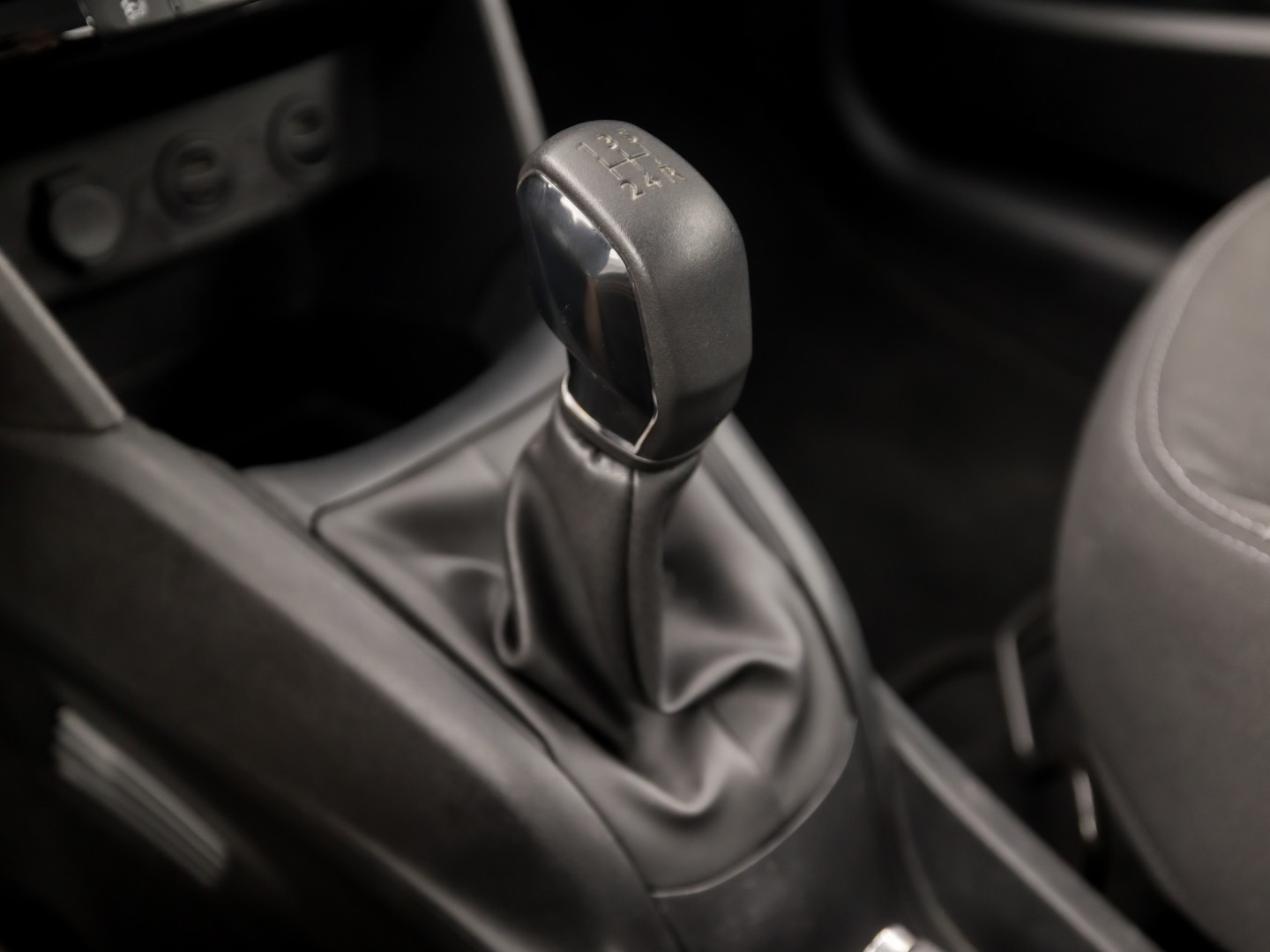 Peugeot 208 1.2 VTi Deluxe Sport (NAVIGATIE, CLIMATE, CRUISE, SPORTSTOELEN, PARKEERSENSOREN, NIEUWSTAAT)