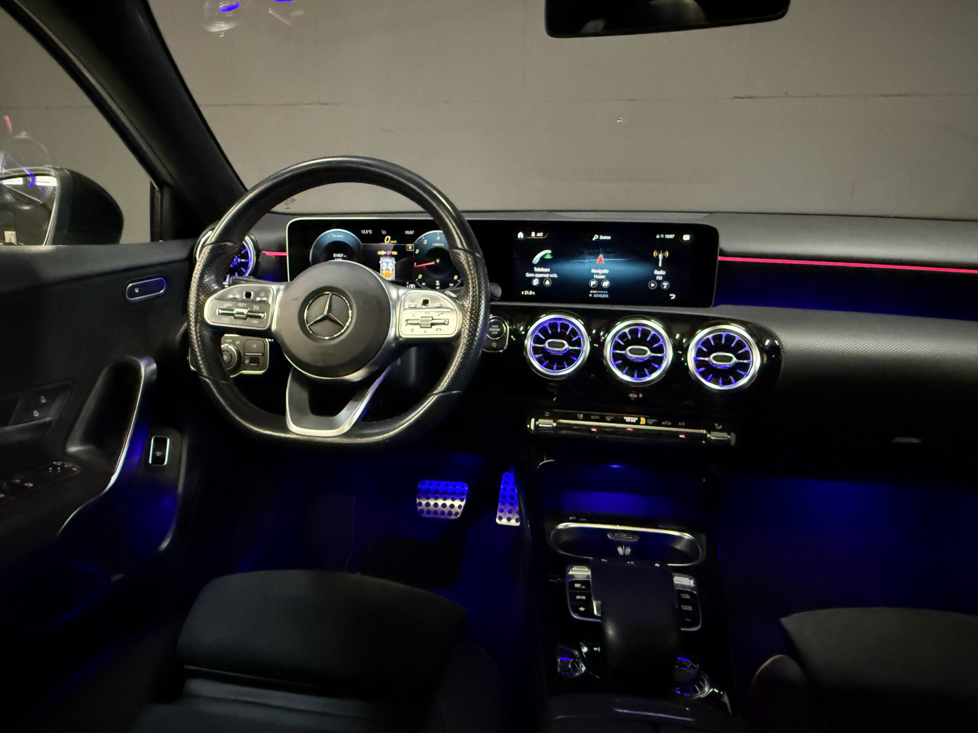 Mercedes-Benz A-klasse 220 4MATIC Premium | Panoramadak | Sfeerverlichting | Camera