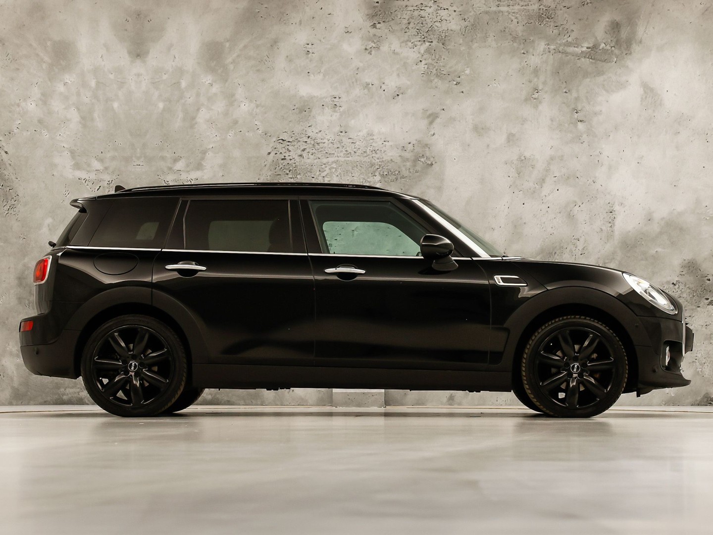 MINI Clubman 1.5 Chili Black Sport Automaat (PANORAMADAK, NAVIGATIE, LEDEREN SPORTSTOELEN, STOELVERWARMING, CRUISE, CLIMATE, ZWART HEMEL, NIEUWE APK)