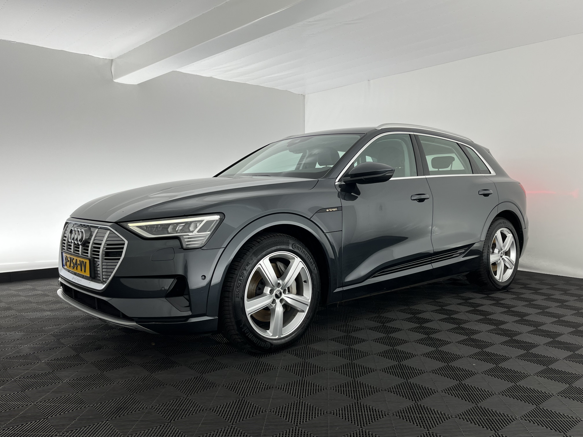 Audi e-tron 55 quattro Advanced edition Plus 95 kWh [3-Fase] {SOH-93%} (INCL-BTW) Aut.*LEATHER | ADAPTIVE-CRUISE | FULL-LED | DIGI-COCKPIT | KEYLESS | MEMORY-PACK | CAMERA | NAVI-FULLMAP | SHIFT-PADDLES | DAB+ | HEATED-COMFORTSEATS | DRIVE-SELECT | 20''AL