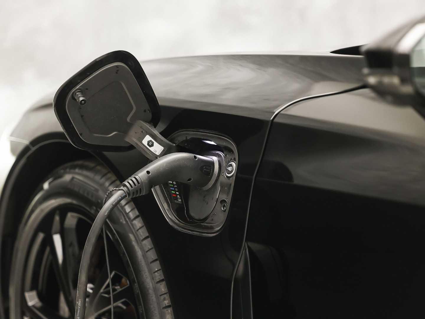 Audi e-tron GT GT 93 kWh Automaat 476Pk (PANORAMADAK, SOH 92,8%, APPLE CARPLAY, 360 CAMERA, MATRIX LED, BANG&OLUFSEN, ELEKTRISCHE STOELEN, STOELVERWARMING/KOELING, NIEUWSTAAT)