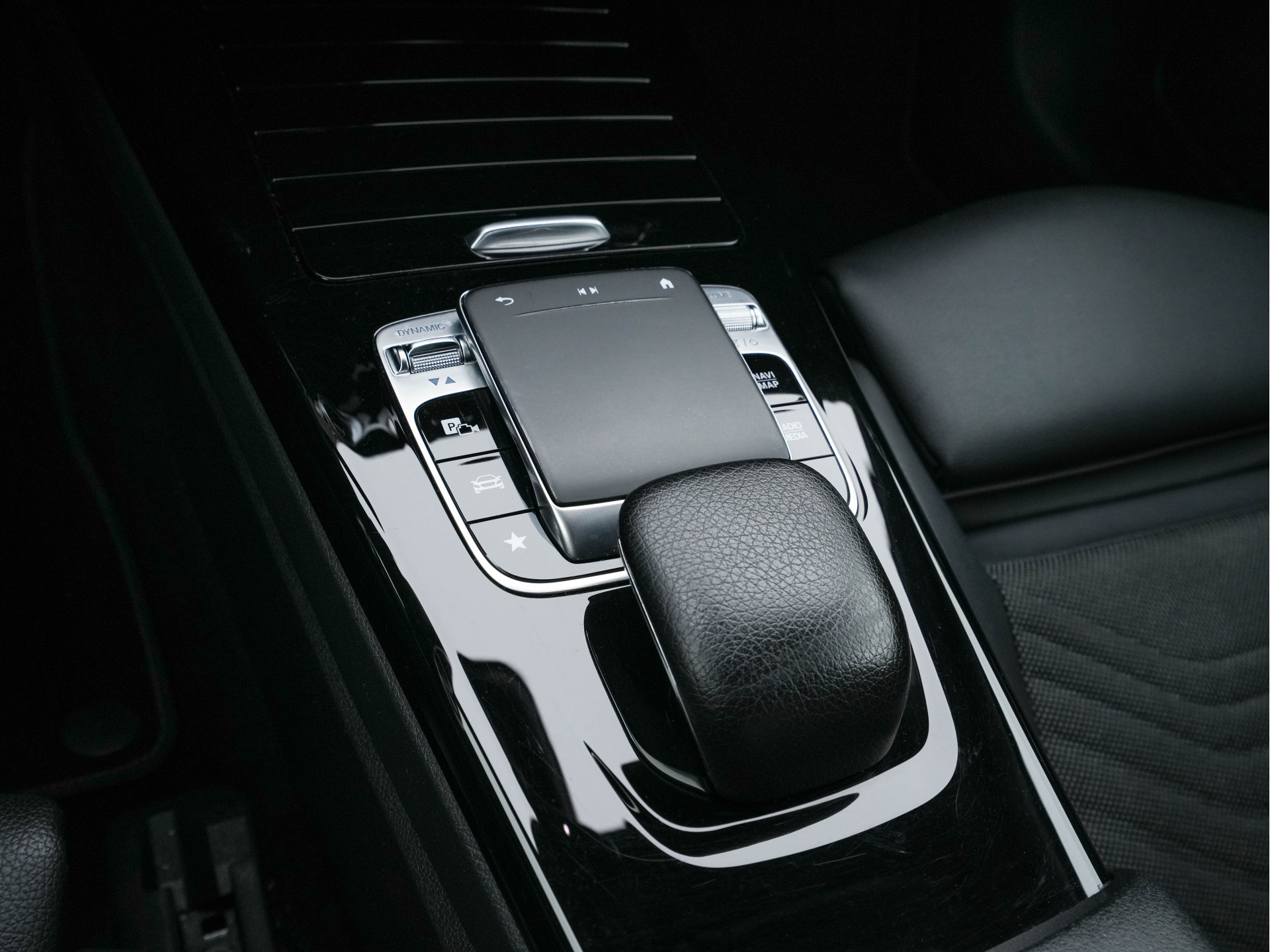 Mercedes-Benz A-klasse 180 Advantage Style-Pack (INCL-BTW) Aut. *WIDESCREEN-DIGI-COCKPIT | LEATHER-MICROFIBRE | CAMERA | NAVI-FULLMAP | ECC | PDC | CRUISE | CARPLAY | HEATED-SPORTSEATS | CARBON-INLAY | DAB | SHIFT-PADDLES | 16"ALU*