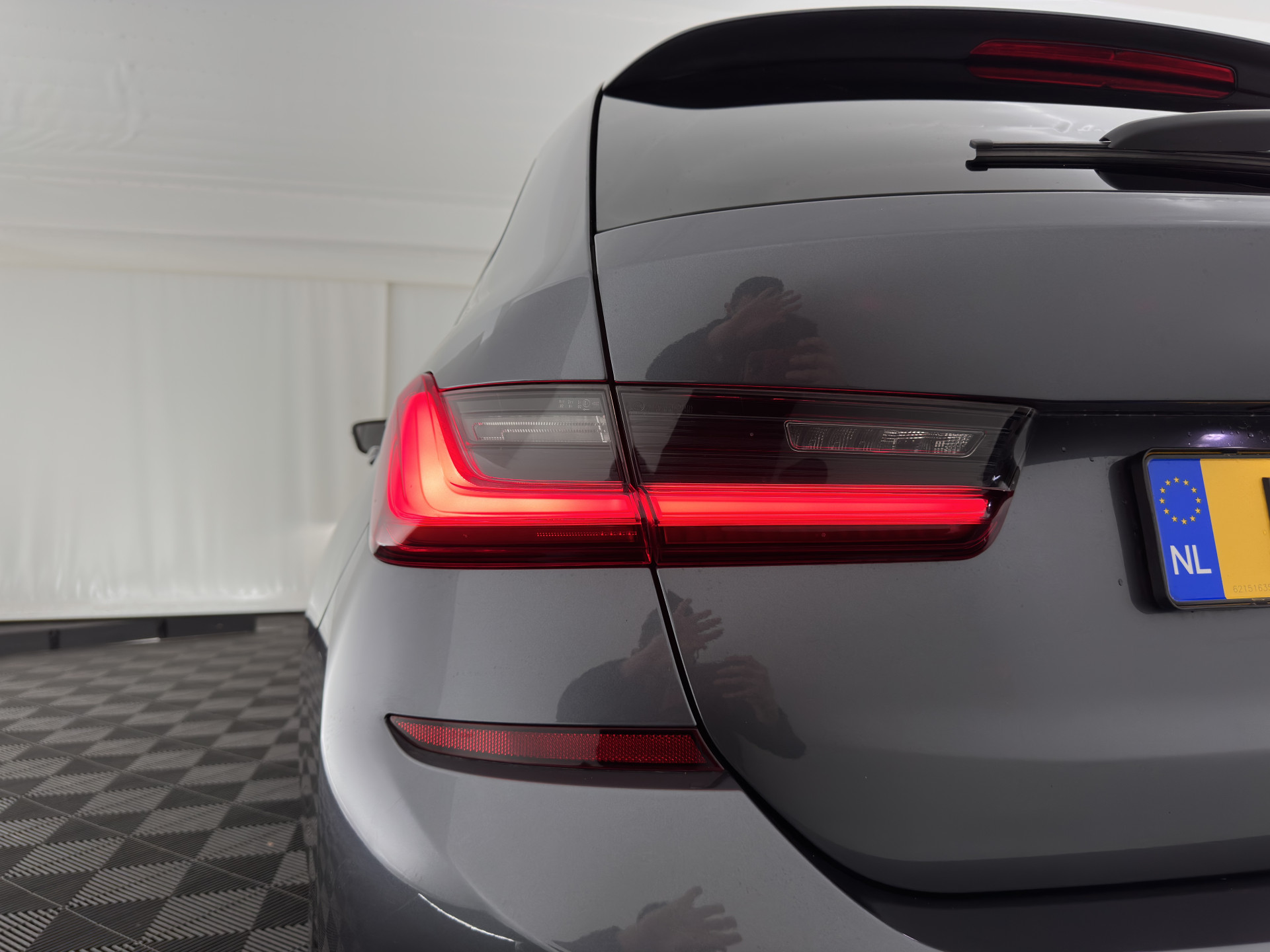 BMW 3-serie Touring 320e M-Sportpack Business Edition Plus (Plug-In) (INCL-BTW) *PANO | LASER-LED | LEATHER | HEATED-SPORTSEATS | HARMAN/KARDON | VIRTUAL-COCKPIT | AMBIENT-LIGHT | NAVI-FULLMAP | DAB+ | 18''ALU*