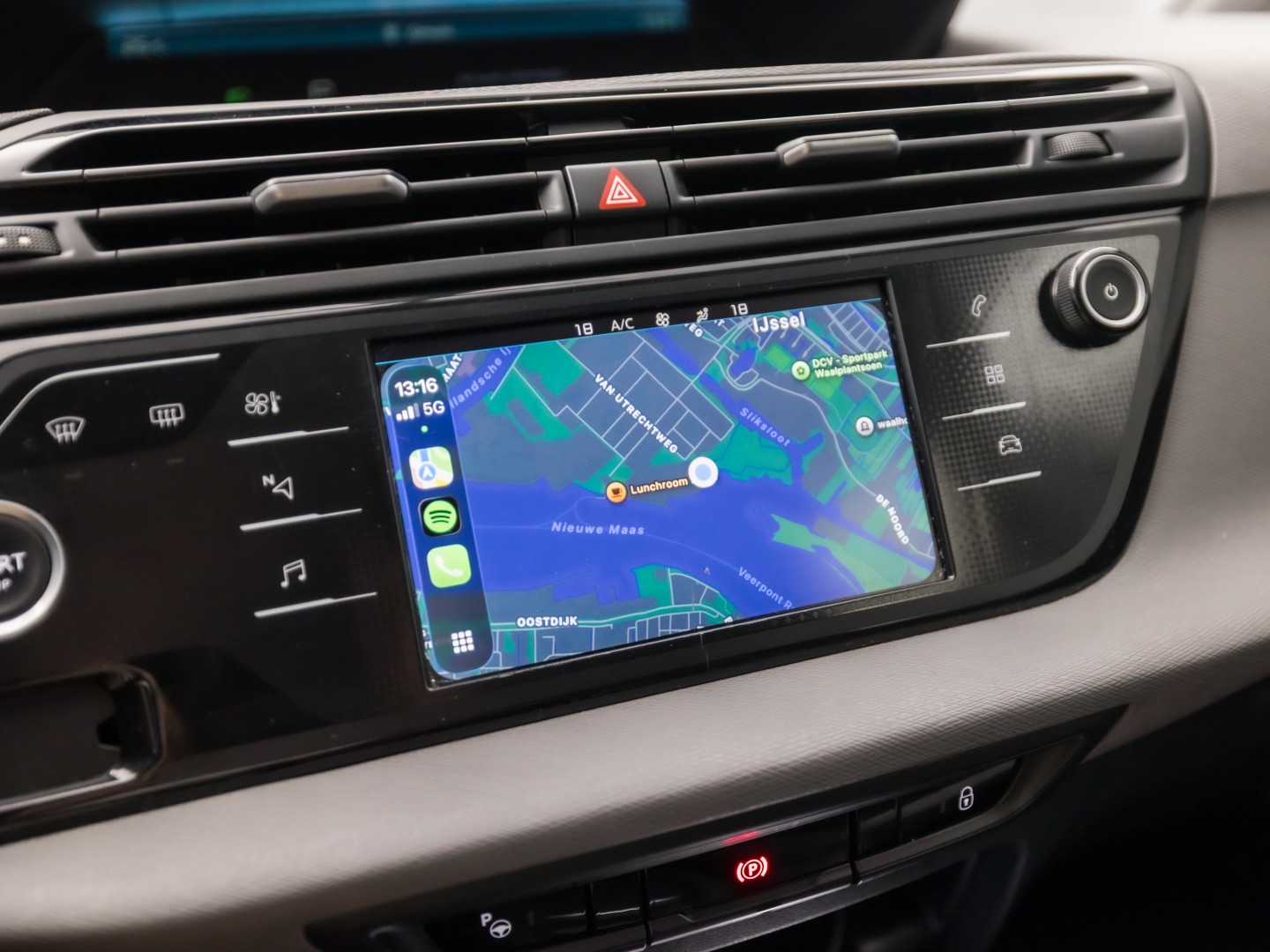 Citroën Grand C4 Spacetourer 1.2 PureTech Sport 7 Persoons Automaat 131Pk (APPLE CARPLAY, DB-RIEM VERVANGEN, GROOT NAVI, CAMERA, GETINT GLAS, TREKHAAK, NIEUWE APK, NIEUWSTAAT)