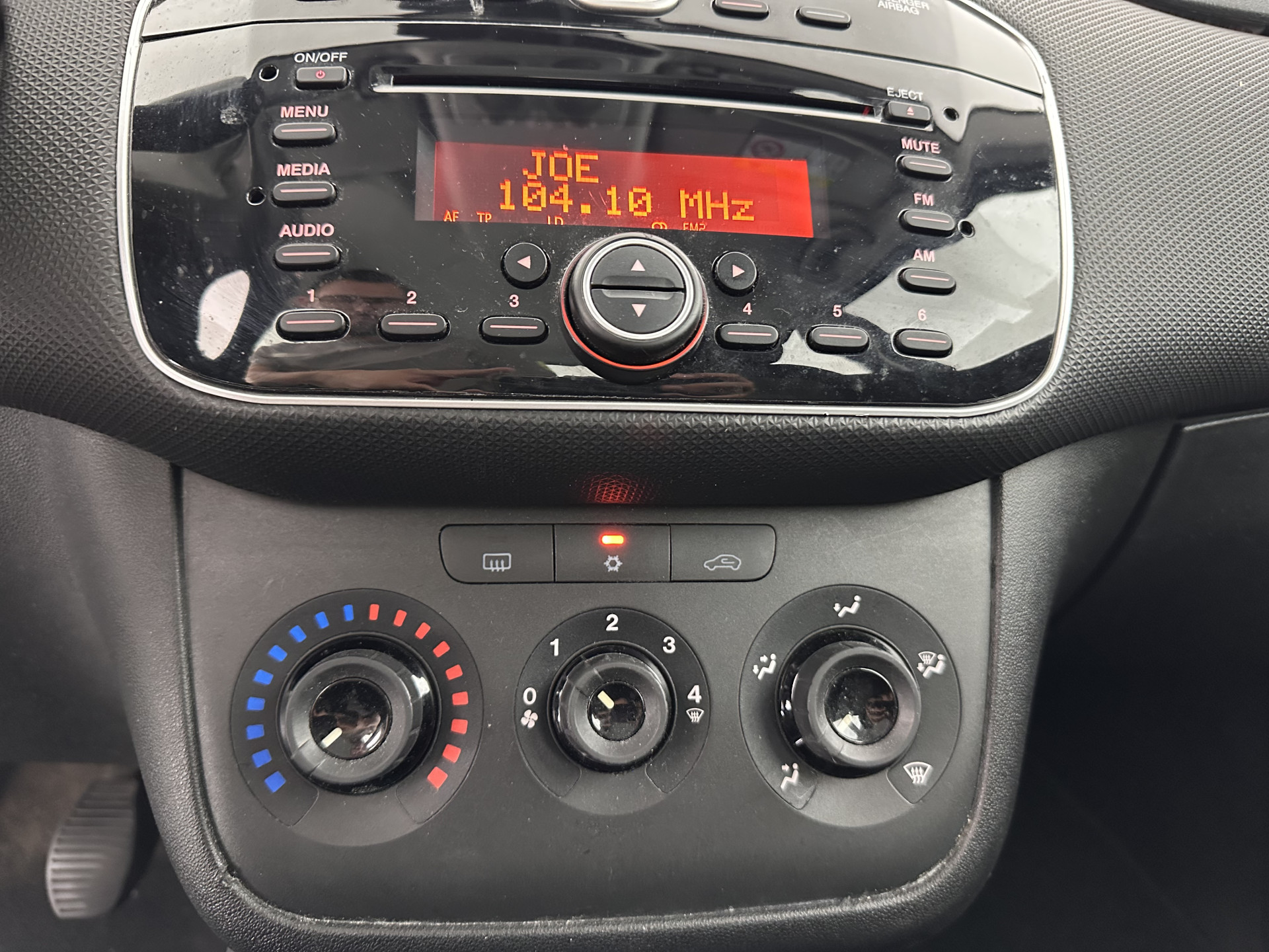 Fiat Punto Evo 1.3 M-Jet Street Pack-Easy *AIRCO | CRUISE | COMFORT-SEATS | SIDE-SKIRTS | PDC | TOWBAR | RADIO-CD | 15"ALU*