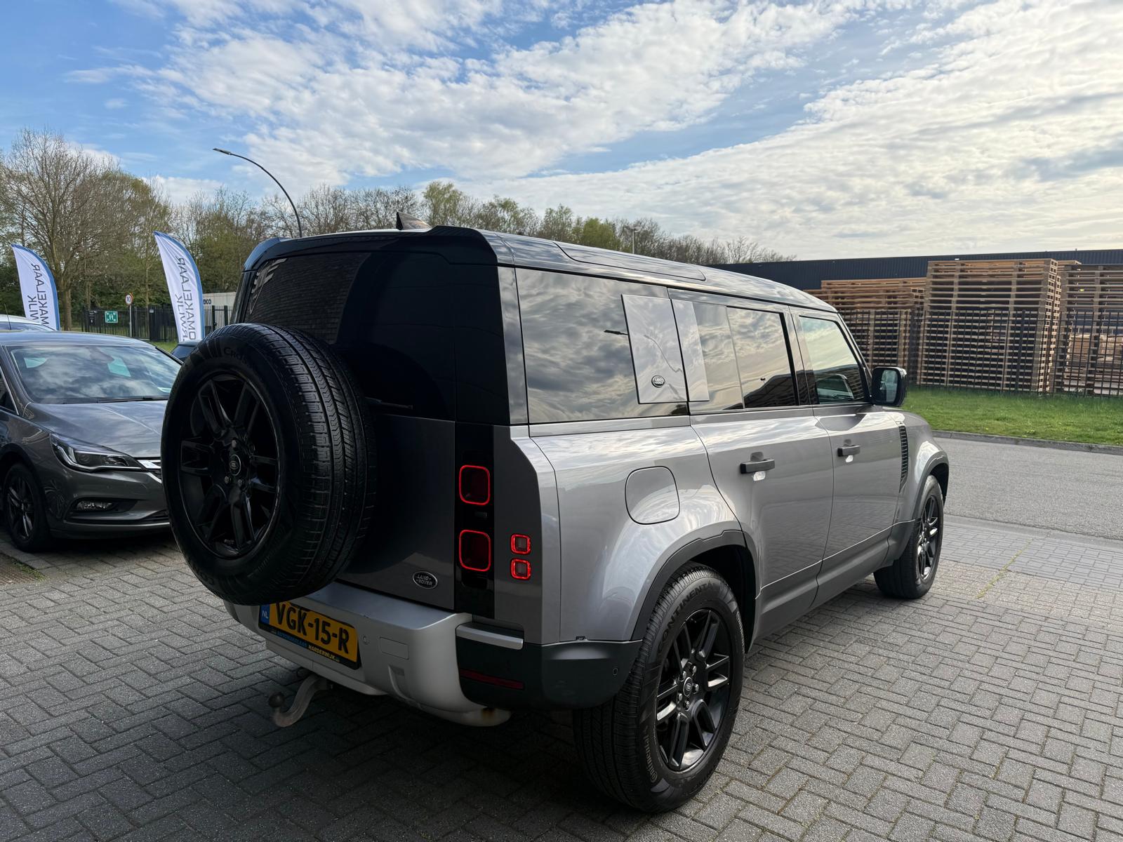 Land Rover Defender 2.0 D240 110 S | 3/6/12MND GARANTIE | GRIJSKENTEKEN| PANO | CRUISE | LED | CARPLAY | DAB | NAVI | LMV |