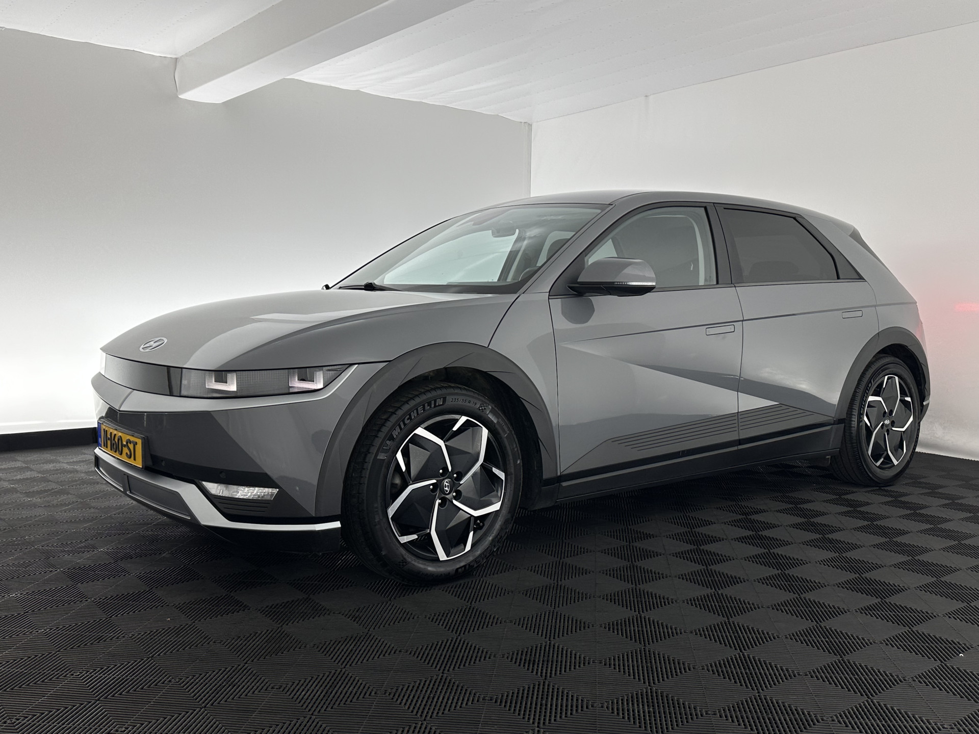 Hyundai IONIQ 5 Connect 73kWh [ 3-Fase-11kW ] {SOH-100%} (INCL-BTW) Aut *LEATHER-FABRIC | FULL-LED | DIGI-COCKPIT | AMBIENTLIGHT | DAB | SHIFTPADDLES | HEAD-UP | NAVI-FULLMAP | KEYLESS | CAMERA | HEATED-COMFORTSEATS | TOWBAR | PRIVACYGLASS  | 19"AL