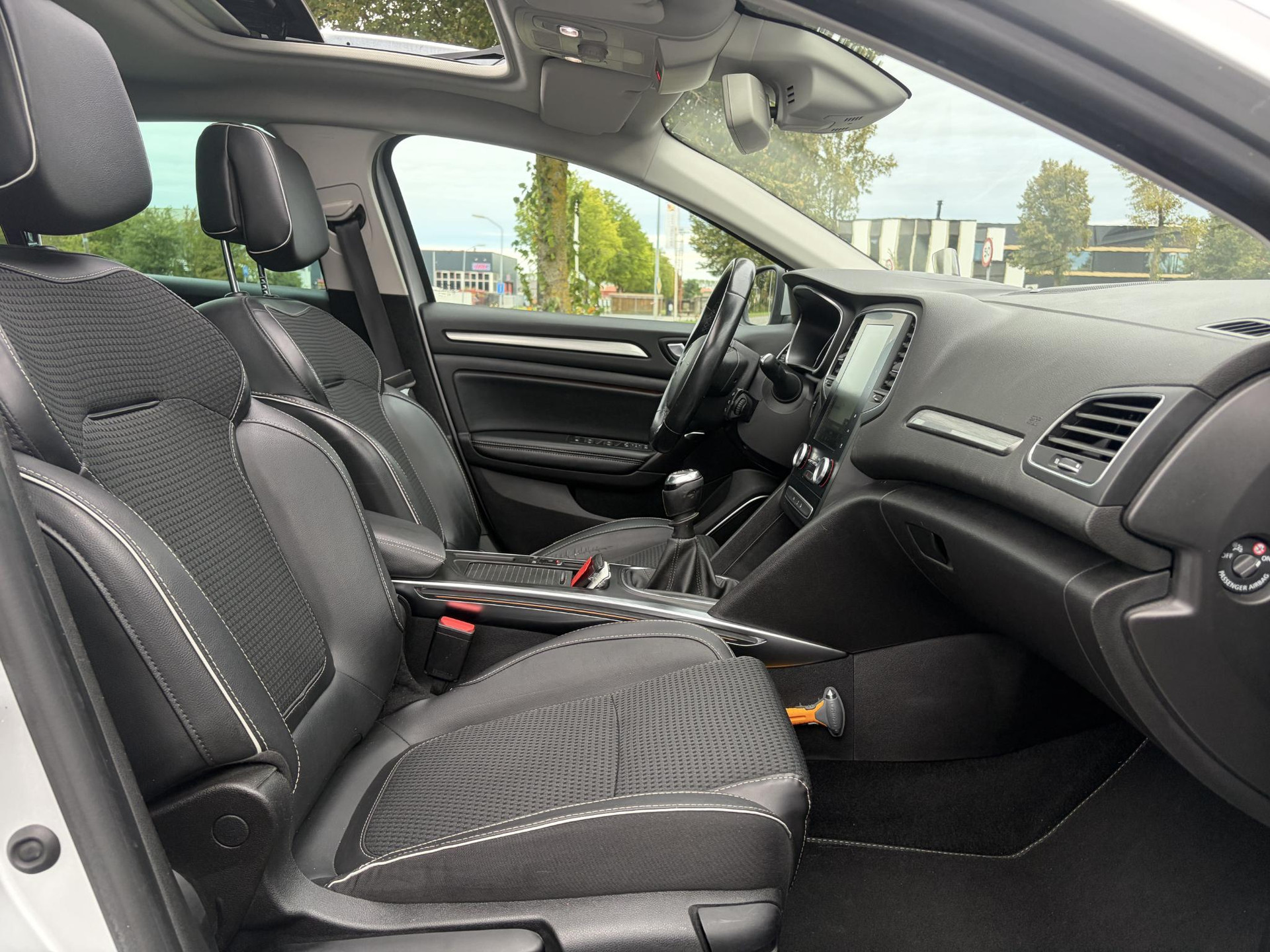 Renault Mégane Estate 1.2 TCe Bose ✓2 Eigenaar✓Pano✓Camera✓Net beurt gehad✓Navi✓Keyless✓Clima✓Cruise✓Leder✓131pk✓Pdc V+A✓6 Bak✓Rijstrooksensor✓Dodehoeksensor✓17'' Lm velgen✓N.A.P✓Apk tot 09-2027