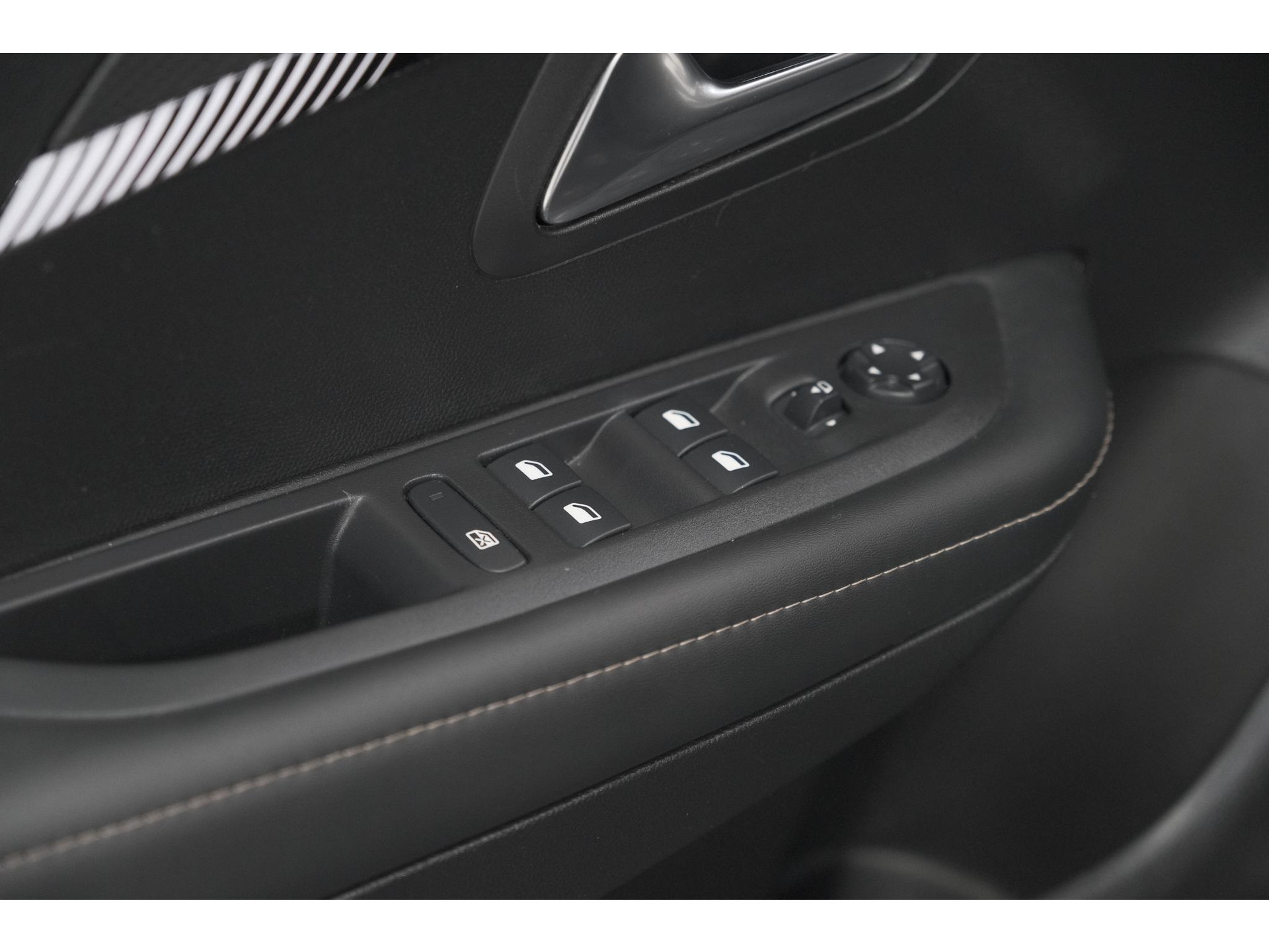 Peugeot 208 PureTech 100 Allure | Parkeersensoren | Navigatie | Apple Carplay