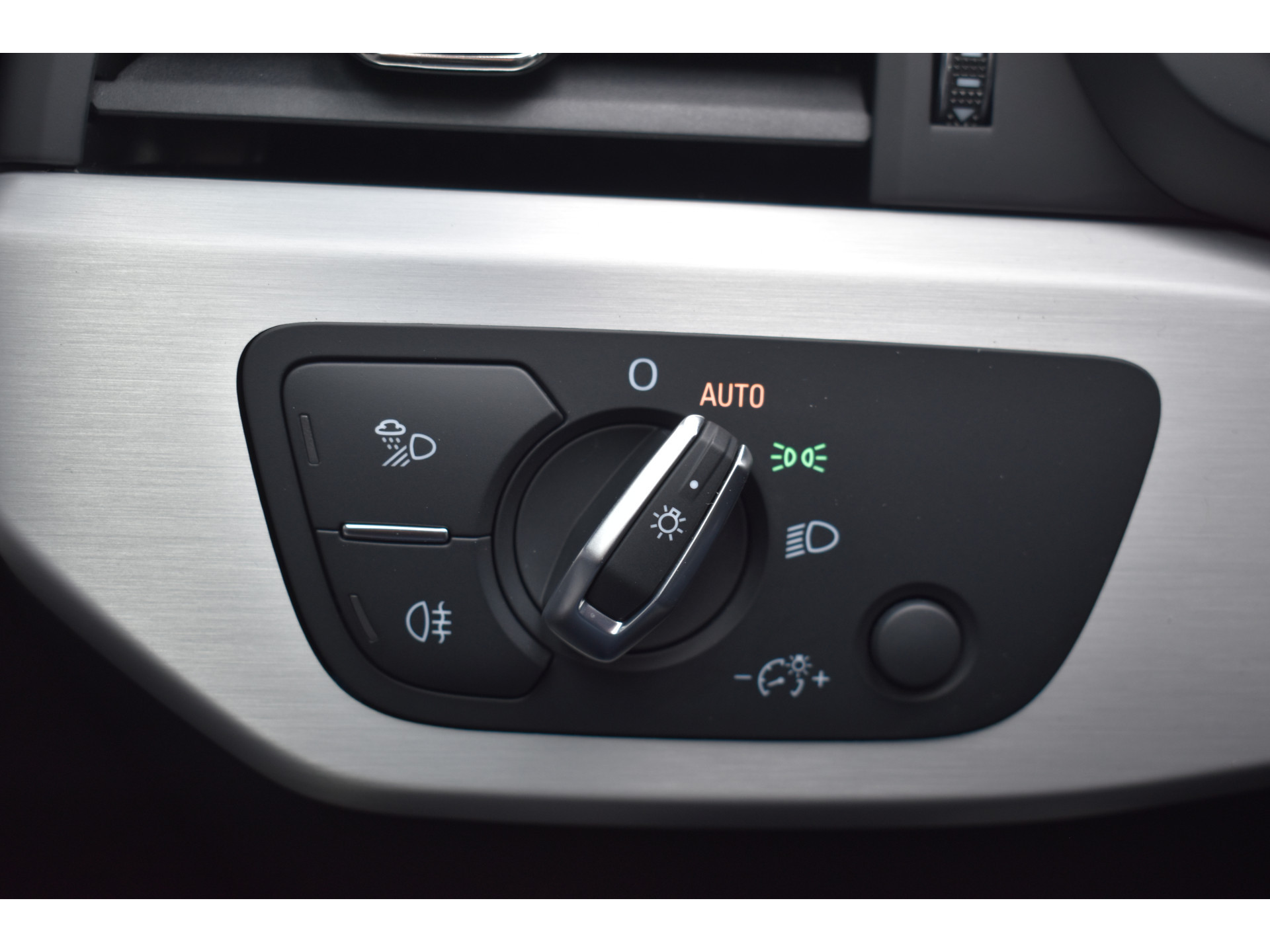Audi A4 Limousine 35 TFSI S-line 2.0 Mild Hybrid S-line black-line Automaat Leder interieur