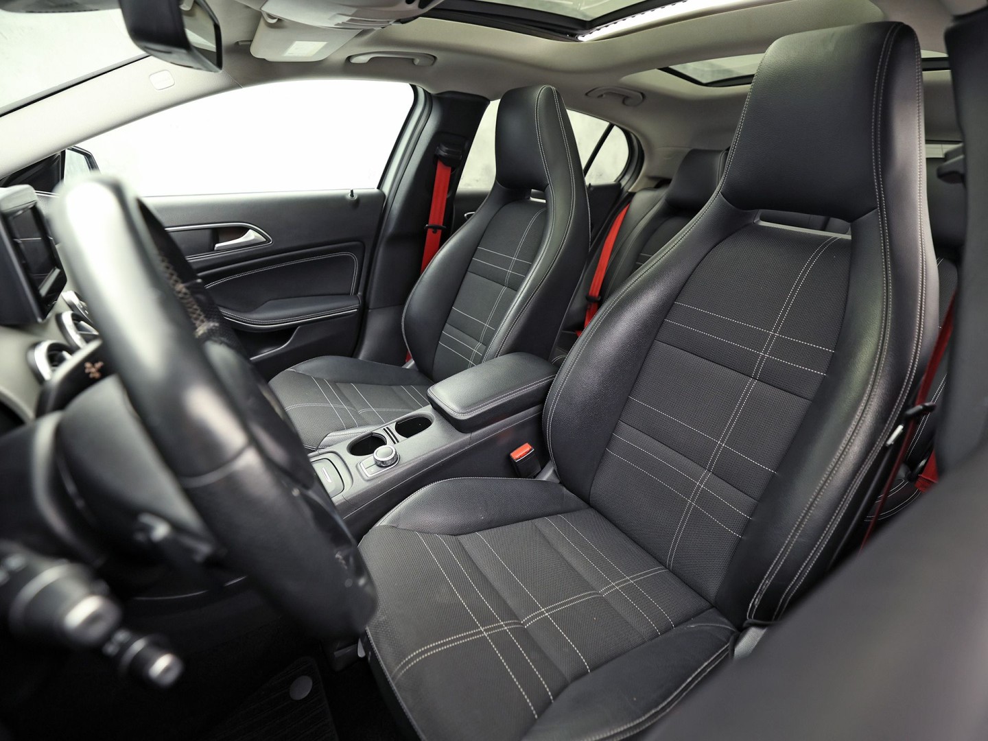 Mercedes-Benz GLA 250 250 4Matic AMG Edition 1 Sport Automaat (PANORAMADAK, CLIMATE, SPOILER, RODE GORDELS, SPORTSTOELEN, STOELVERWARMING, GETINT GLAS, NIEUWSTAAT)