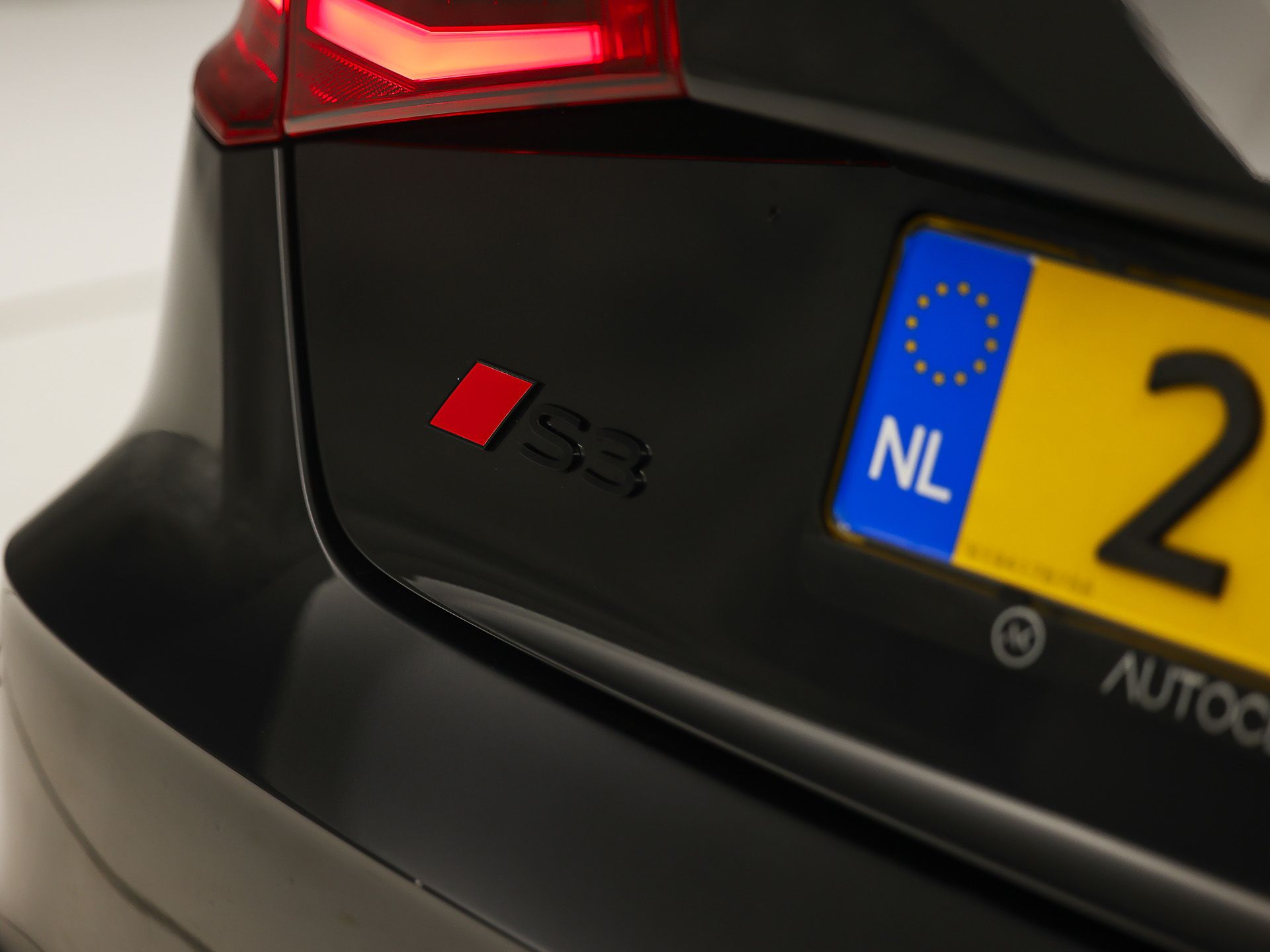 Audi A3 Sportback 2.0 TFSI S3 quattro S-Line 300Pk Automaat (PANORAMADAK, BLACK PACK, BANG&OLUFSEN, ELEK SPORTSTOELEN, RODE GORDELS, GETINT GLAS, PARKEERSENSOREN, NIEUWSTAAT)