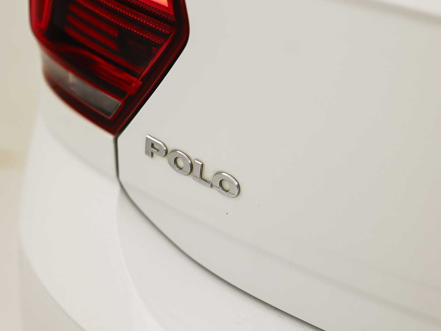 Volkswagen Polo 1.0 TSI R-Line Sport Automaat (VIRTUAL COCKPIT, ZWART HEMEL, GROOT NAVI, CLIMATE, LEDER, SPORTSTOELEN, GETINT GLAS, LM VELGEN, ADAPTIVE CRUISE, NIEUWSTAAT)