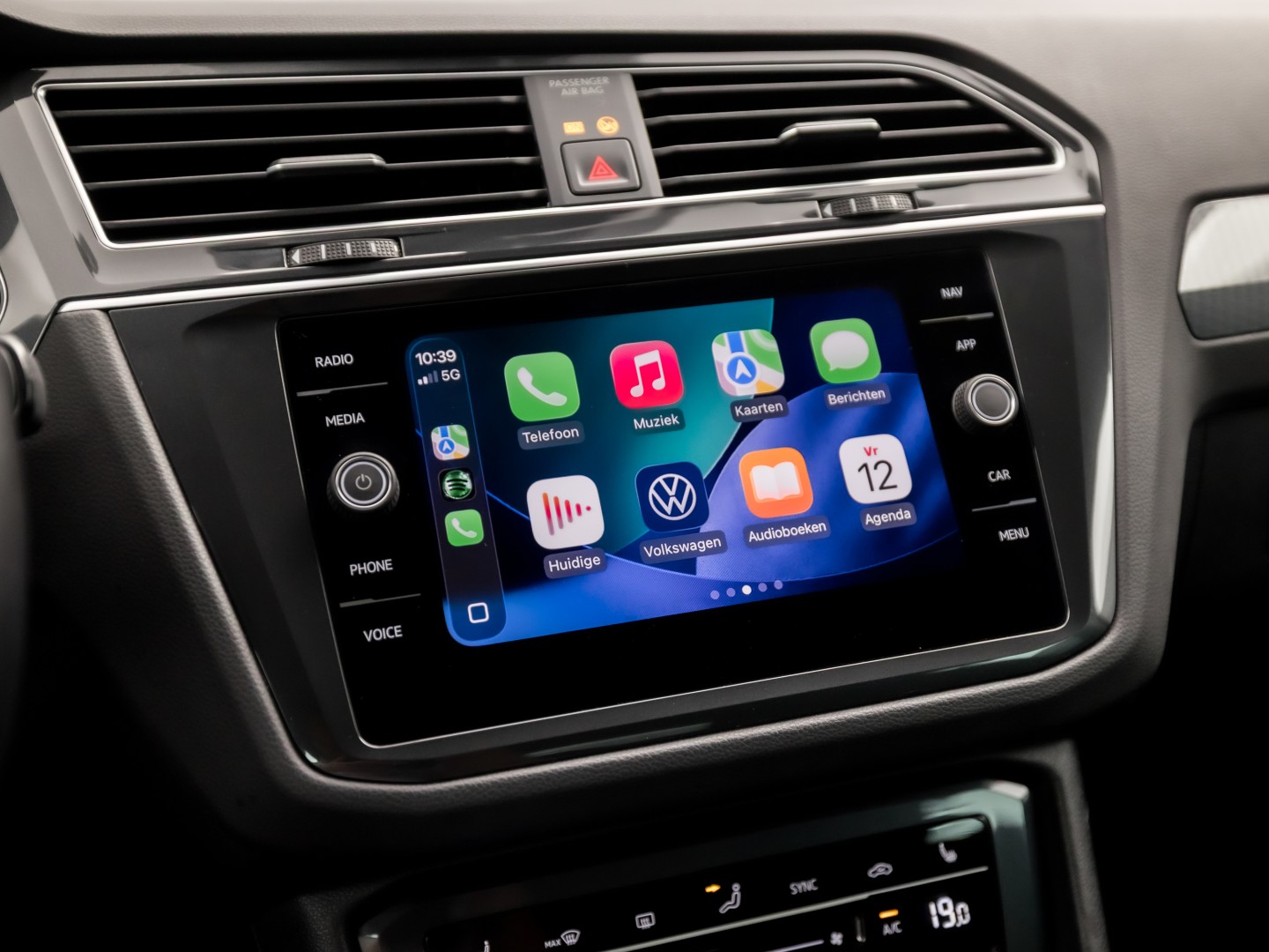 Volkswagen Tiguan 1.5 TSI Life Sport 150Pk Automaat (VIRTUAL COCKPIT, APPLE CARPLAY, CLIMATE, KEYLESS, STOELVERWARMING, SPORTSTOELEN, GETINT GLAS, ELEK ACHTERKLEP, ALCANTARA, NIEUWE APK, NIEUWSTAAT)