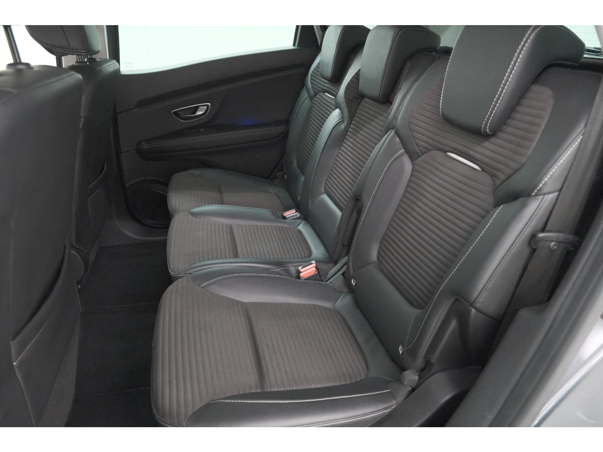 Renault Scénic 1.3 TCe 140 EDC Intens | Trekhaak | Camera | Head-Up Display | Dodehoekdetectie