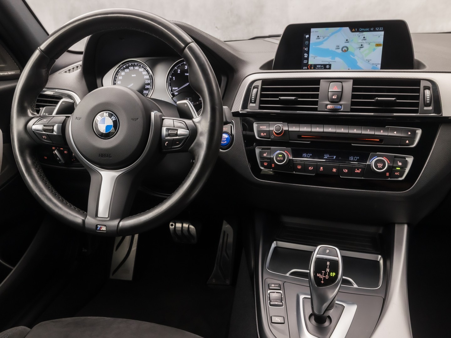 BMW M140i M Sport High Executive 340Pk Automaat (6 CILINDER, M PAKKET, HARMAN/KARDON, ALCANTARA, CAMERA, SPORTSTOELEN, M SPORTREMMEN, NAVIGATIE, STOELVERWARMING, GETINT GLAS, NIEUWSTAAT)