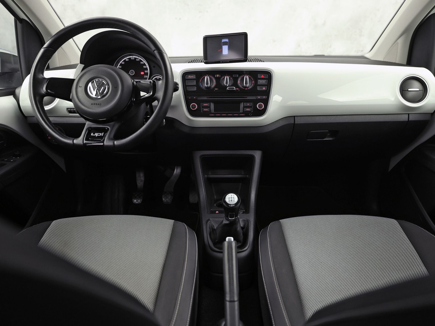 Volkswagen up! 1.0 high up! (NAVIGATIE, 5 DEURS, GETINT GLAS, LM VELGEN, SPORTSTOELEN, PARKEERSENSOREN, ELEK RAMEN, NIEUWSTAAT)