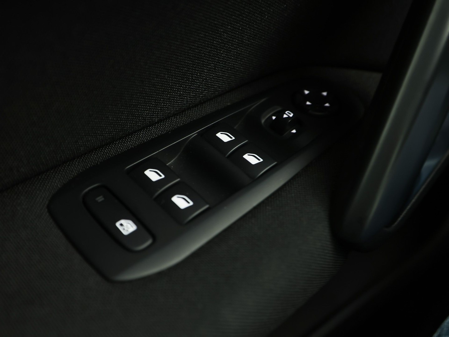Peugeot 308 SW 1.2 PureTech Sport (PANORAMADAK, APPLE CARPLAY, GROOT NAVI, TREKHAAK, GETINT GLAS, SPORTSTOELEN, PARKEERSENSOREN, CRUISE, NIEUWSTAAT)