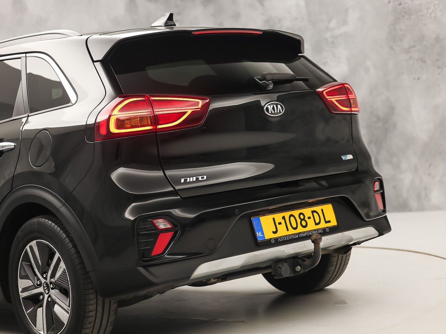 Kia Niro 1.6 GDi PHEV DynamicPlusLine Automaat (APPLE CARPLAY, GROOT NAVI, STUUR/STOELVERWARMING, CAMERA, TREKHAAK, SPORTSTOELEN, GETINT GLAS, ADAPTIVE CRUISE, NIEUWSTAAT)