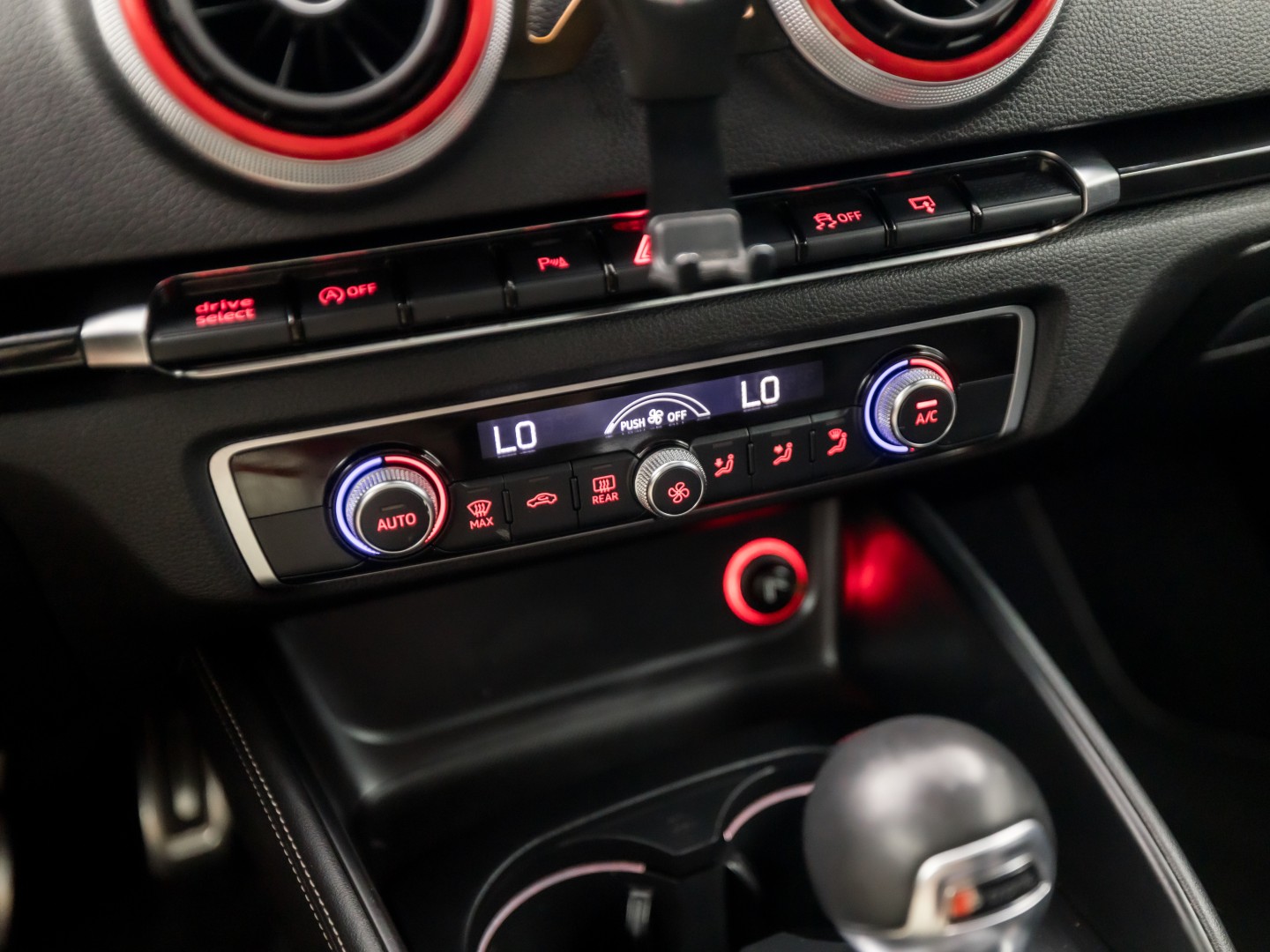 Audi A3 Sportback 2.0 TFSI S3 quattro S-Line 300Pk Automaat (PANORAMADAK, BLACK PACK, BANG&OLUFSEN, ELEK SPORTSTOELEN, RODE GORDELS, GETINT GLAS, PARKEERSENSOREN, NIEUWSTAAT)