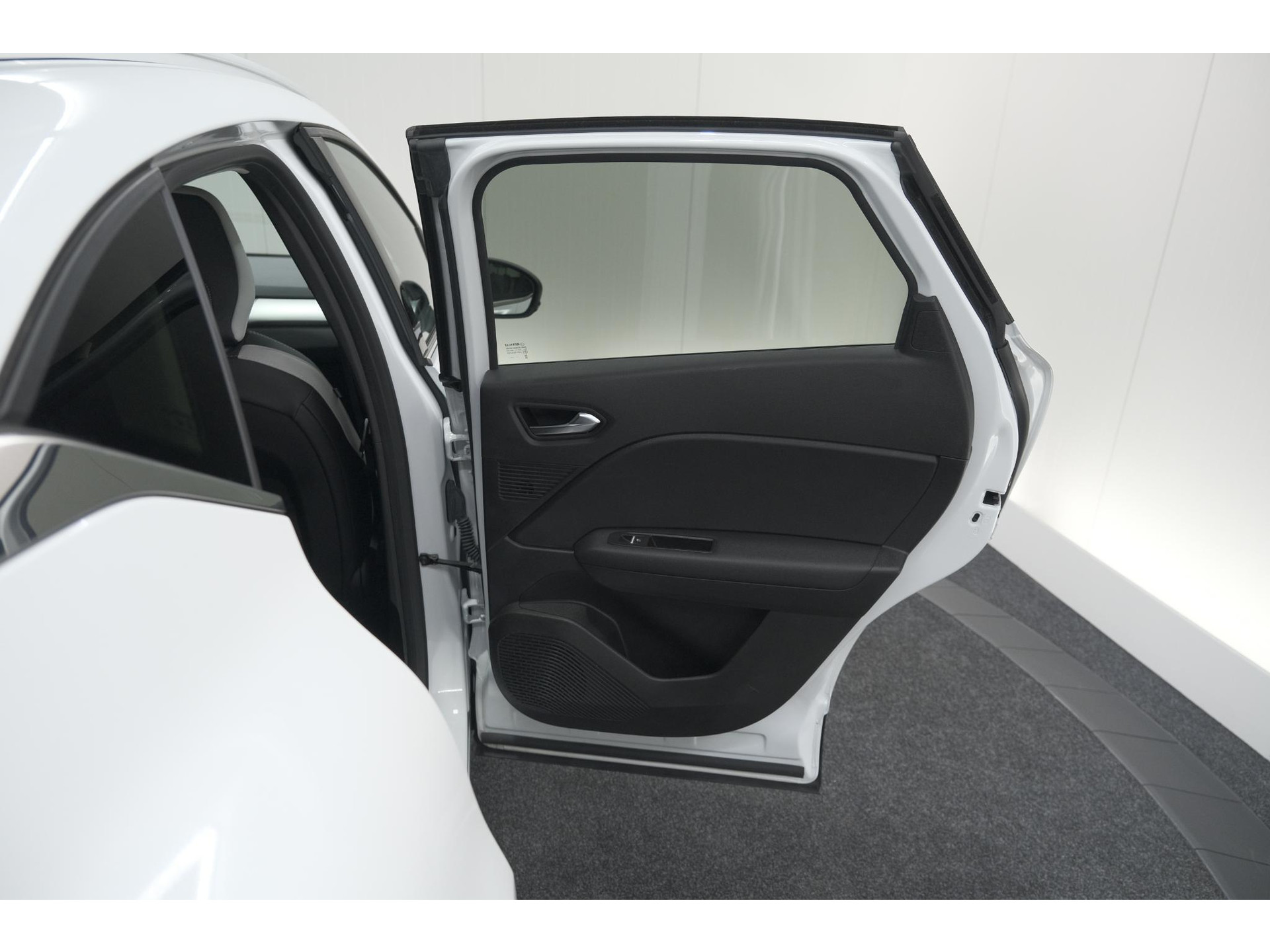 Renault Captur 1.6 E-Tech Plug-in Hybrid 160 Intens | Trekhaak | Camera | Navigatie | Parkeersensoren | Pack Winter