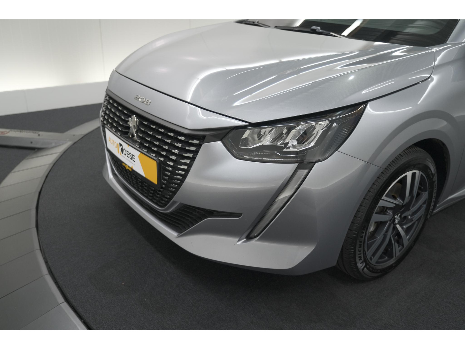 Peugeot 208 PureTech 100 Allure | Navigatie | Parkeersensoren | Apple Carplay
