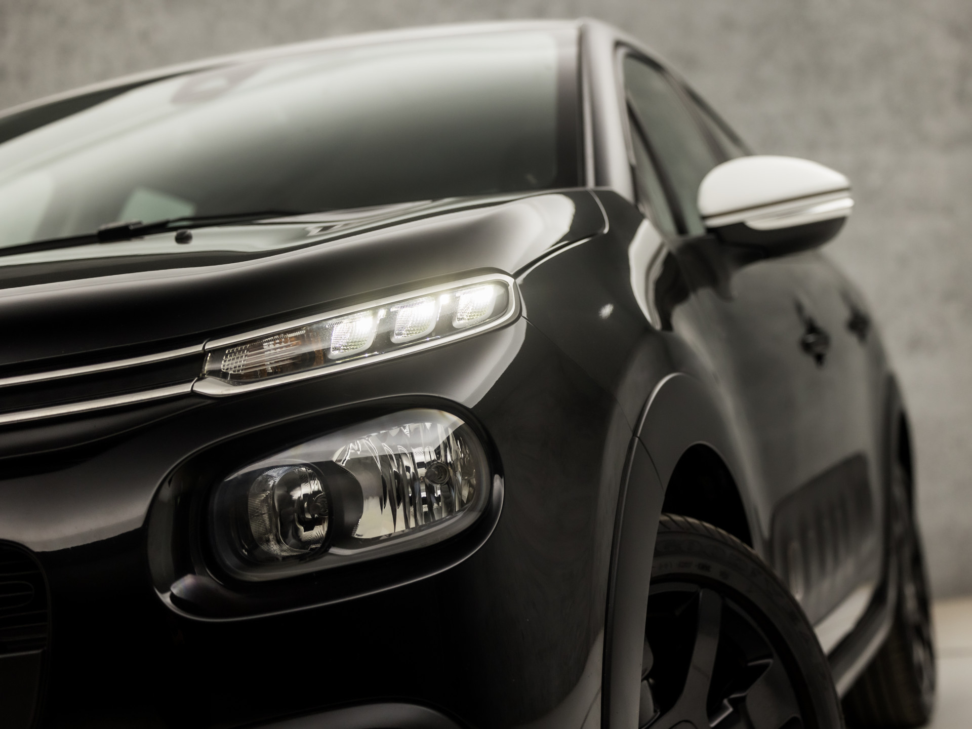 Citroën C3 1.2 PureTech S&S Origins (APPLE CARPLAY, NAVIGATIE, 360 CAMERA, LANE ASSIST, SPORTSTOELEN, LM VELGEN, PARKEERSENSOREN, CRUISE, NIEUWE APK, NIEUWSTAAT)